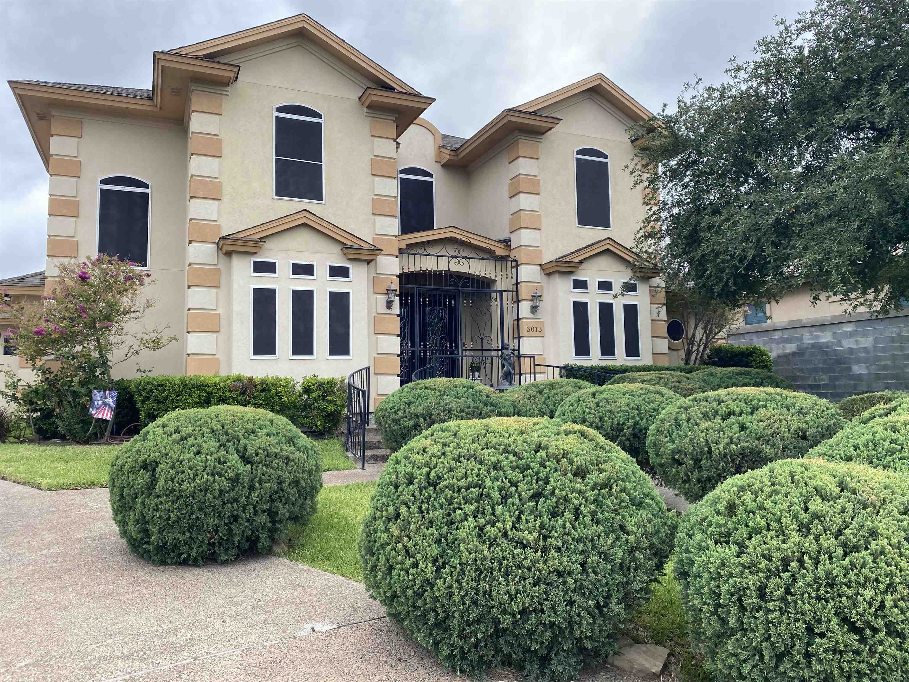 3013 Robert Frost Dr