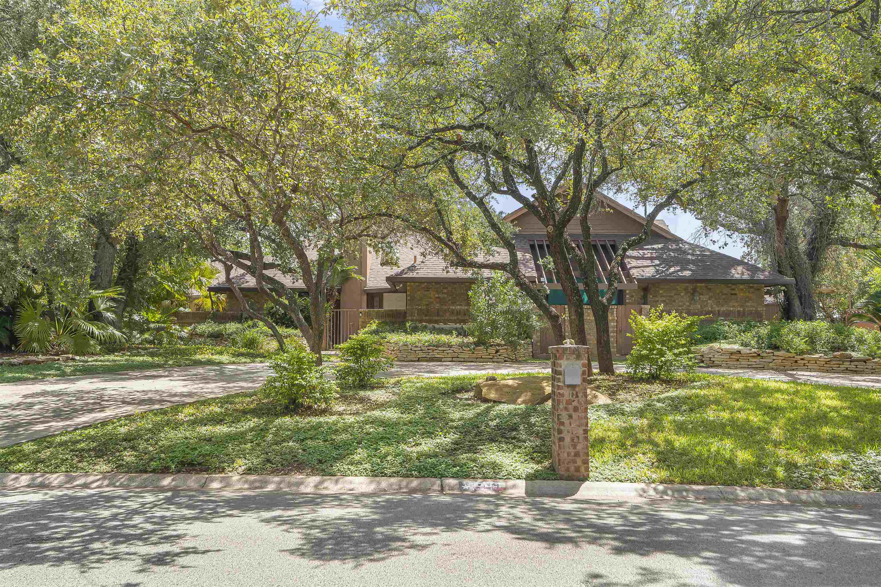 321 Manor Rd