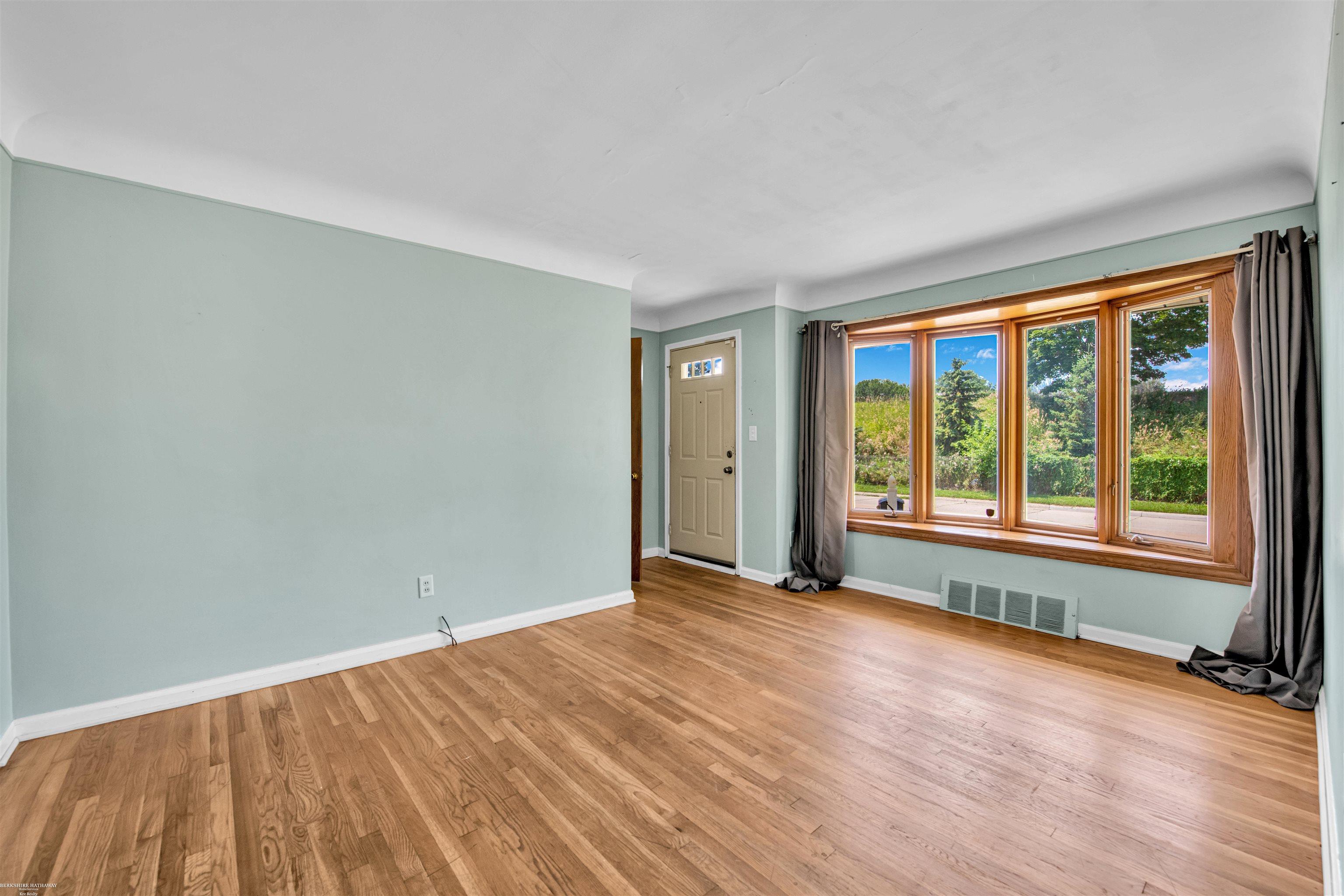 Homes for sale in Saint Clair Shores, MI | 27324 Larchmont St, Saint Clair Shores, MI 48081 | MLS# 50170968