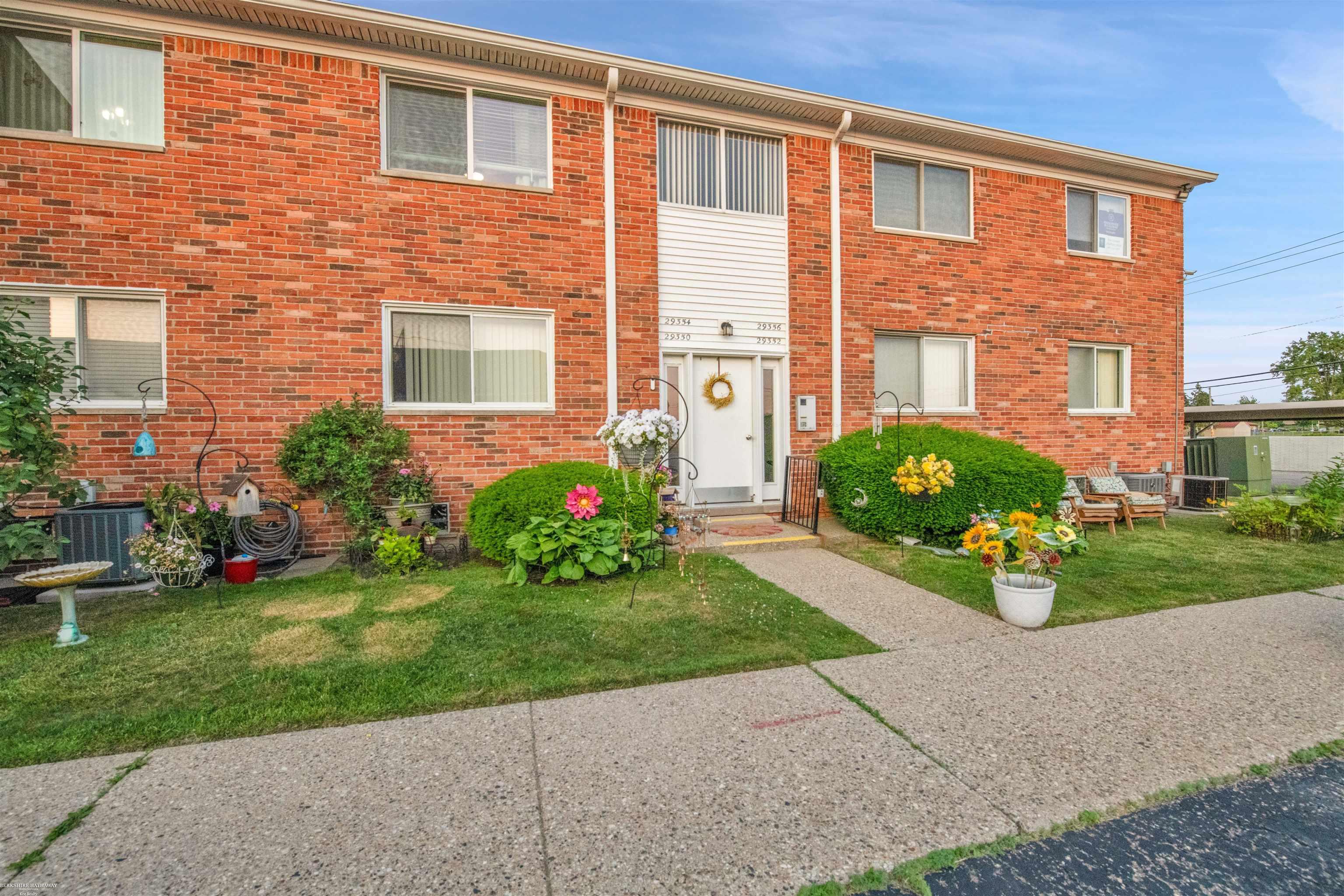 Homes for sale in Warren, MI | 29356 Hoover Rd, Warren, MI 48093 | MLS# 50178673