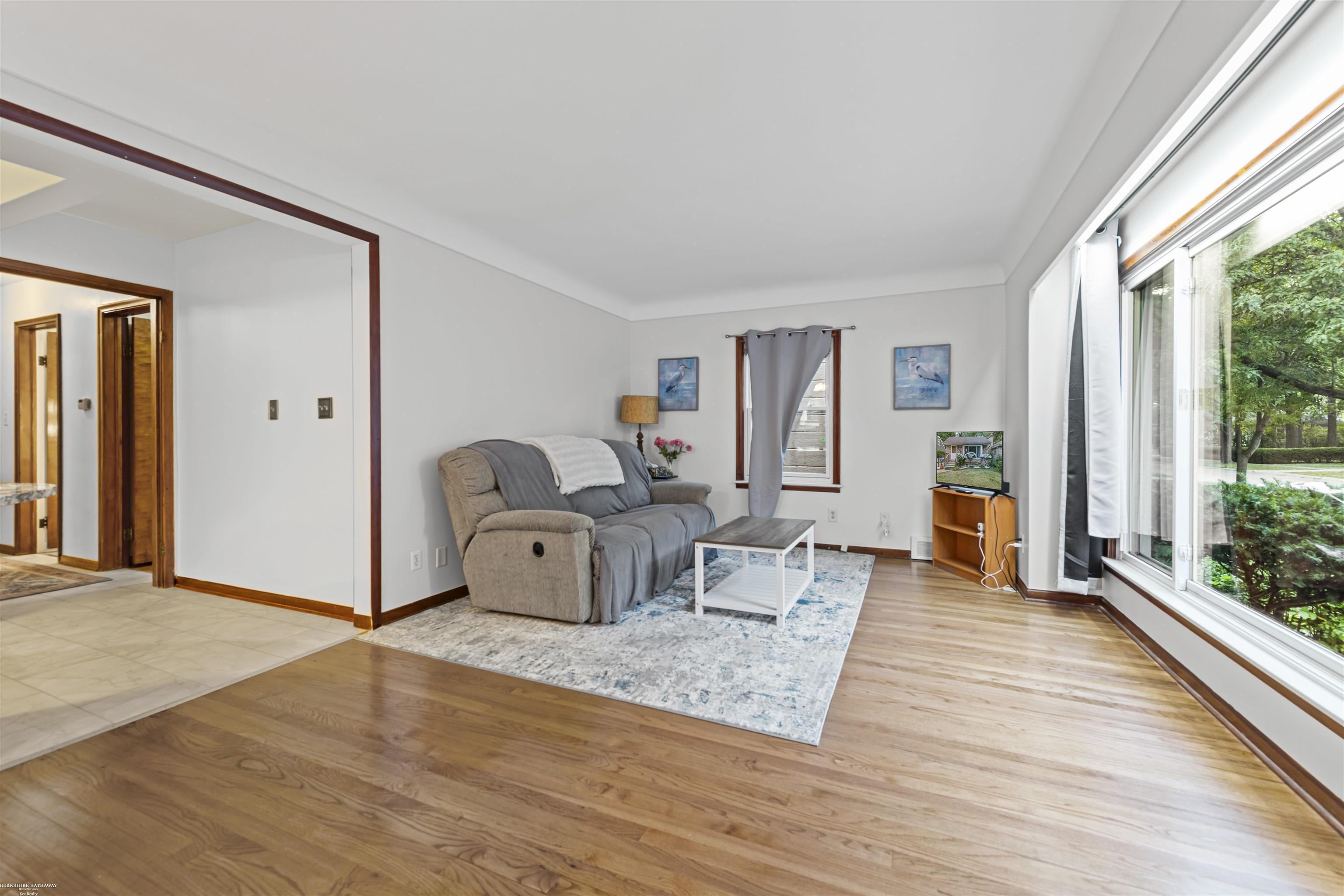 Homes for sale in Grosse Pointe Woods, MI | 2147 Roslyn Rd, Grosse Pointe Woods, MI 48236 | MLS# 50188530