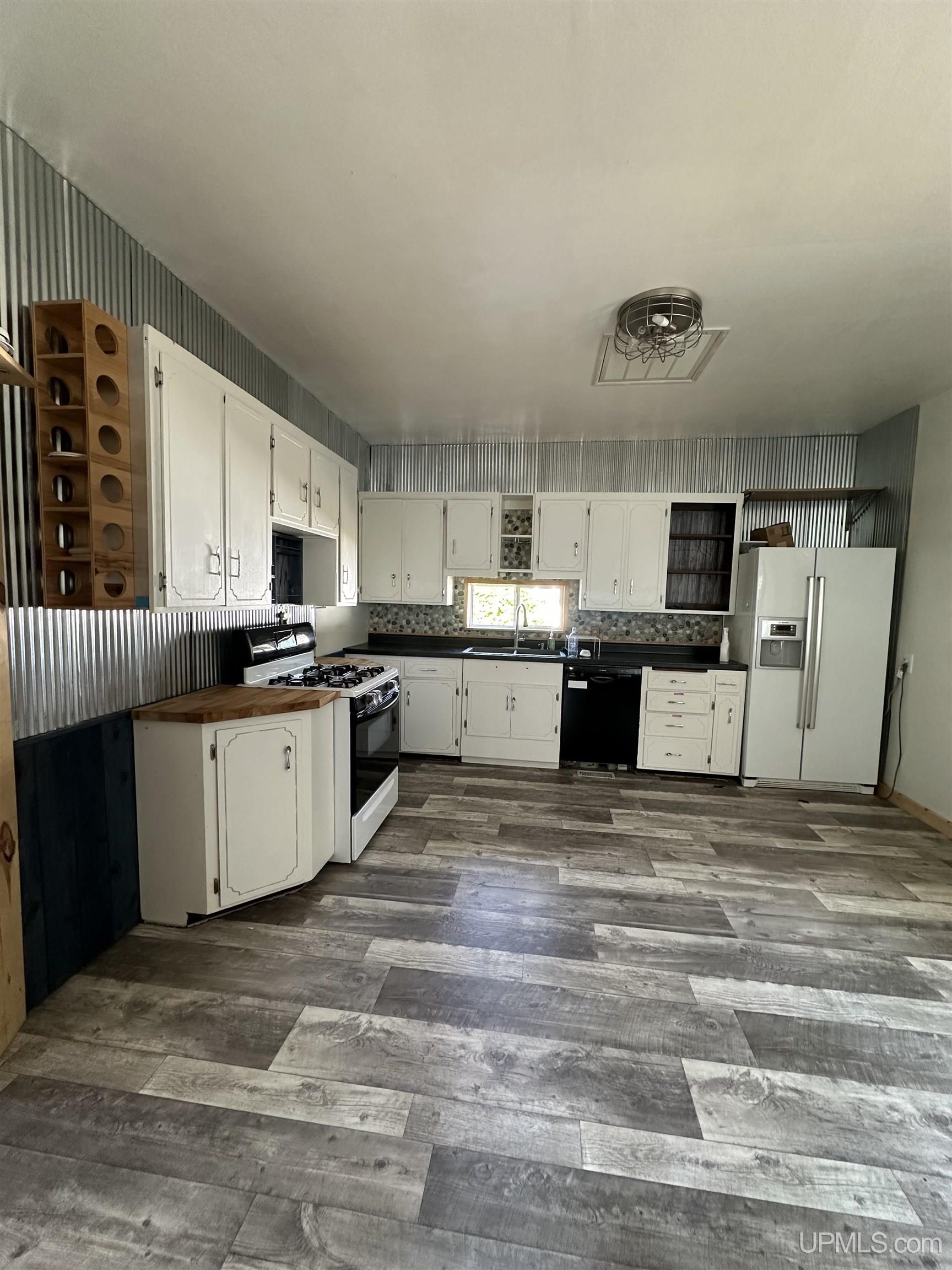 Homes for sale in Gladstone, MI | 6652 P Rd, Gladstone, MI 49837 | MLS# 50188738