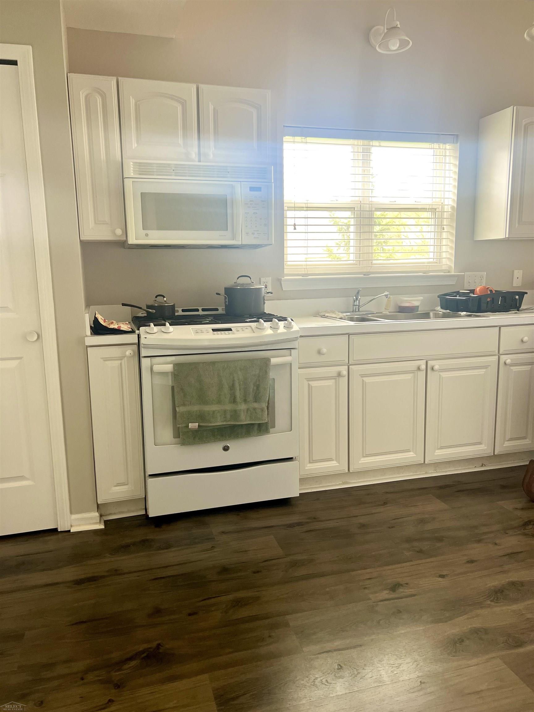 Homes for sale in Trenton, MI | 5498 Greenway Dr #47, Trenton, MI 48183 | MLS# 50192380