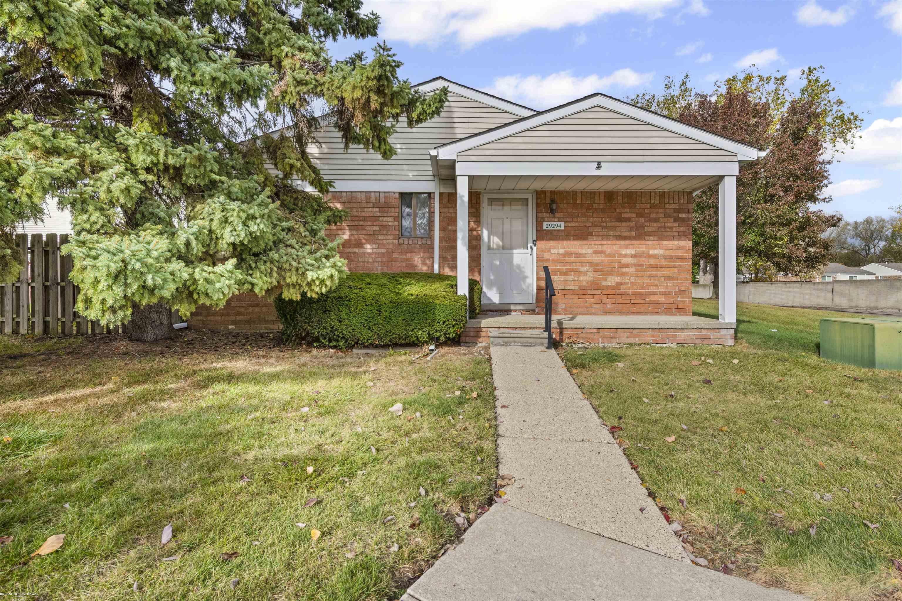 Homes for sale in Roseville, MI | 29294 E Brittany Ct, Roseville, MI 48066 | MLS# 50192526