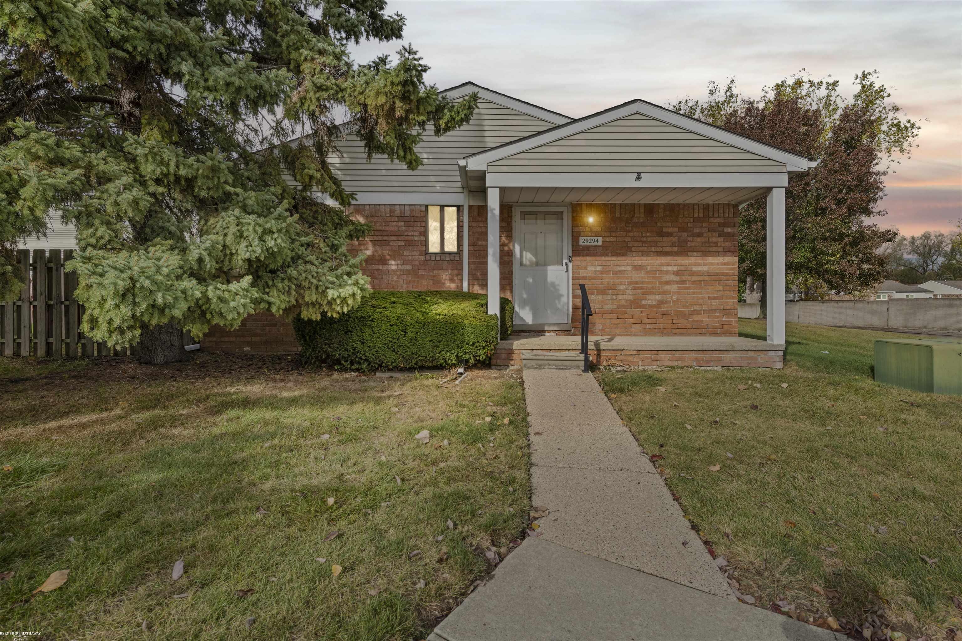 Homes for sale in Roseville, MI | 29294 E Brittany Ct, Roseville, MI 48066 | MLS# 50192526