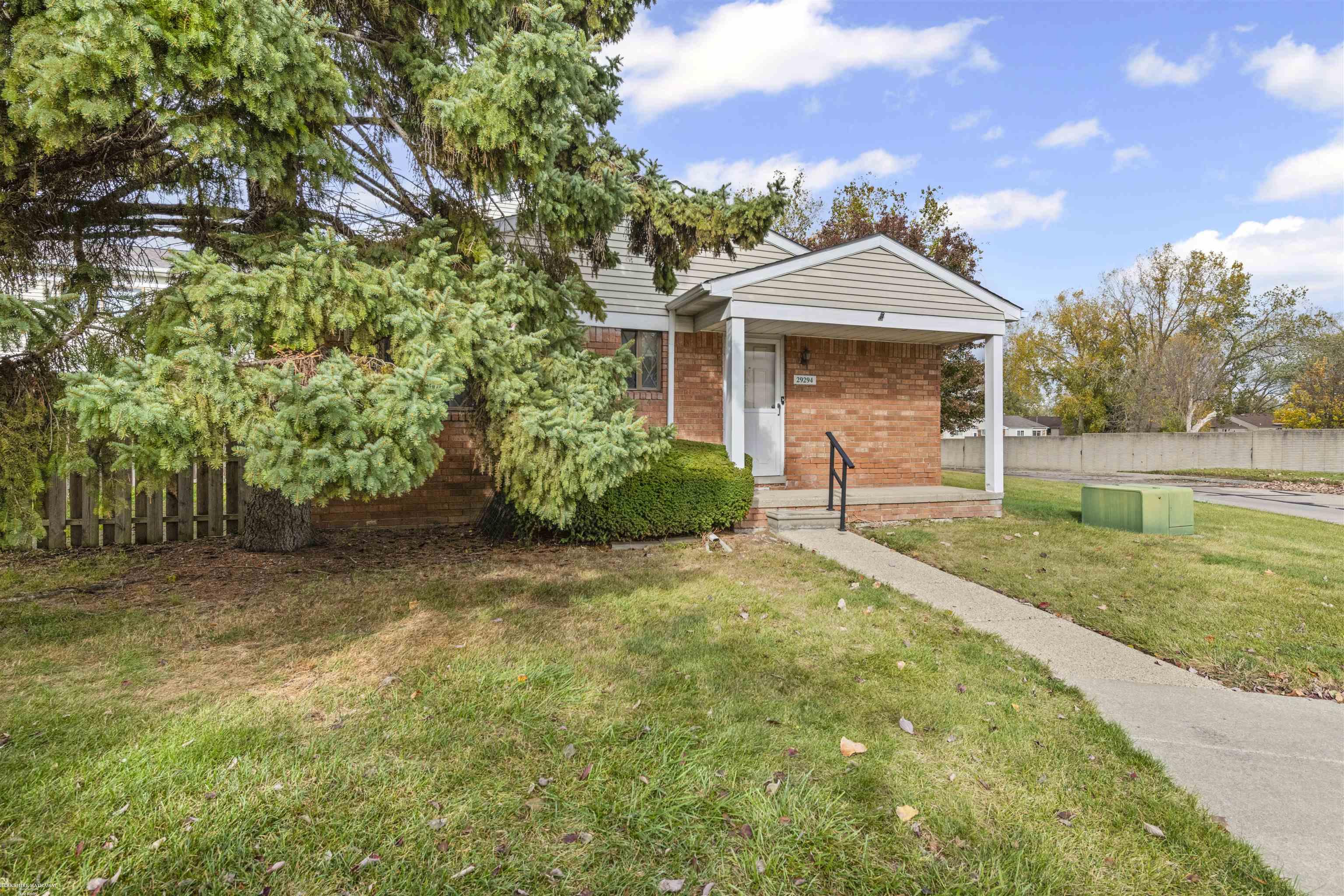 Homes for sale in Roseville, MI | 29294 E Brittany Ct, Roseville, MI 48066 | MLS# 50192526