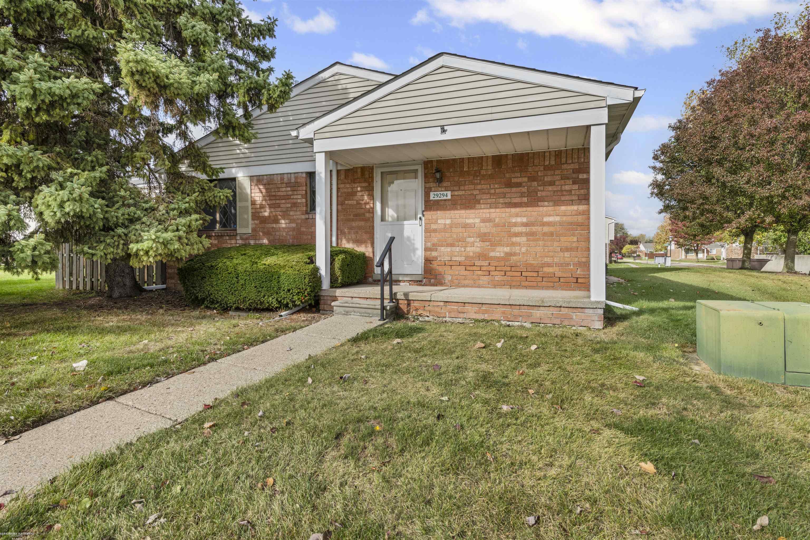 Homes for sale in Roseville, MI | 29294 E Brittany Ct, Roseville, MI 48066 | MLS# 50192526