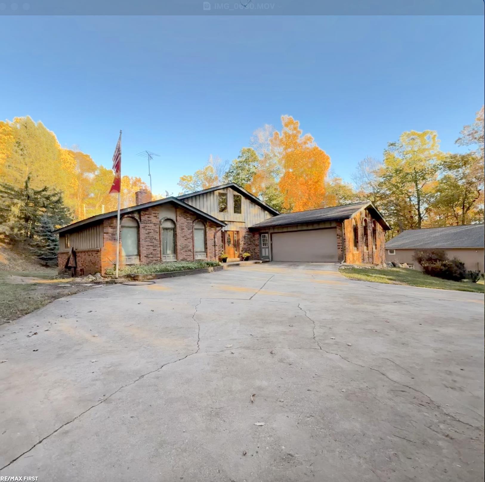 Homes for sale in Oxford, MI | 1185 Barr Rd, Oxford, MI 48370 | MLS# 50193060