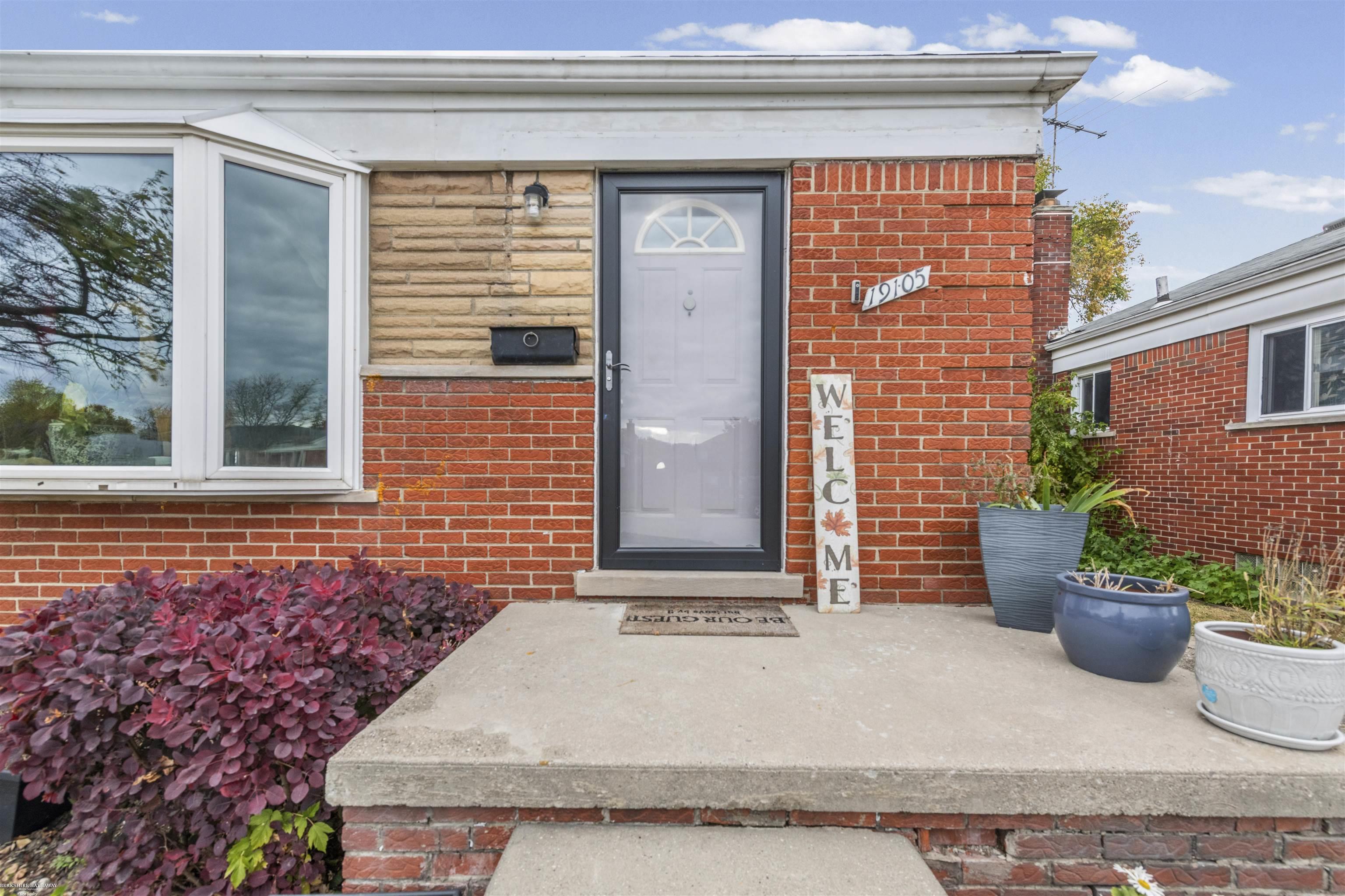 Homes for sale in Eastpointe, MI | 19105 Ash Ave, Eastpointe, MI 48021 | MLS# 50193427