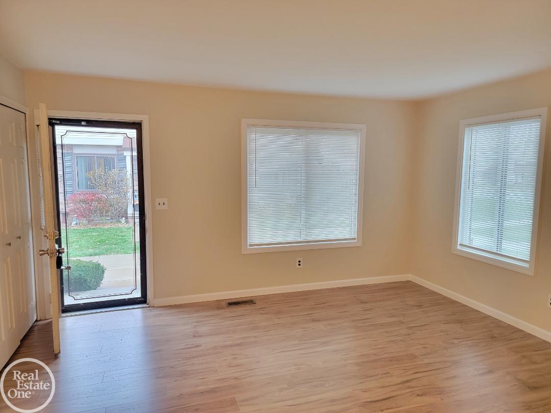 Homes for sale in Clinton Township, MI | 17118 Kingsbrooke Dr #77, Clinton Township, MI 48038 | MLS# 50195043