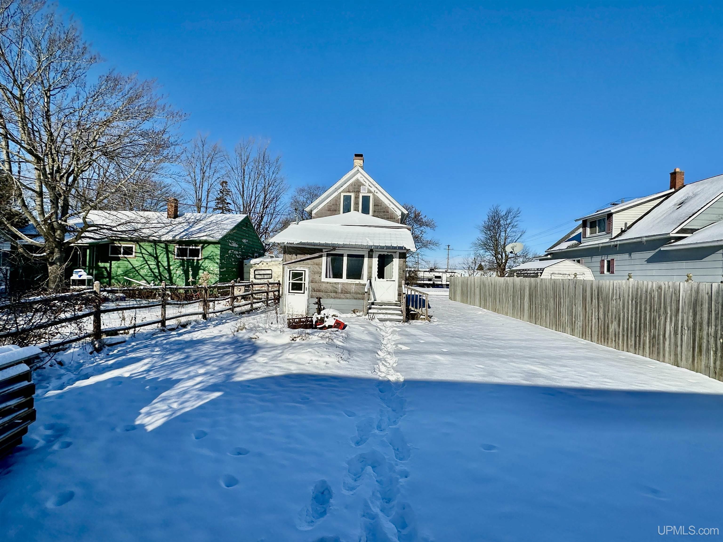 Homes for sale in Gladstone, MI | 1205 Superior St, Gladstone, MI 49837 | MLS# 50195688