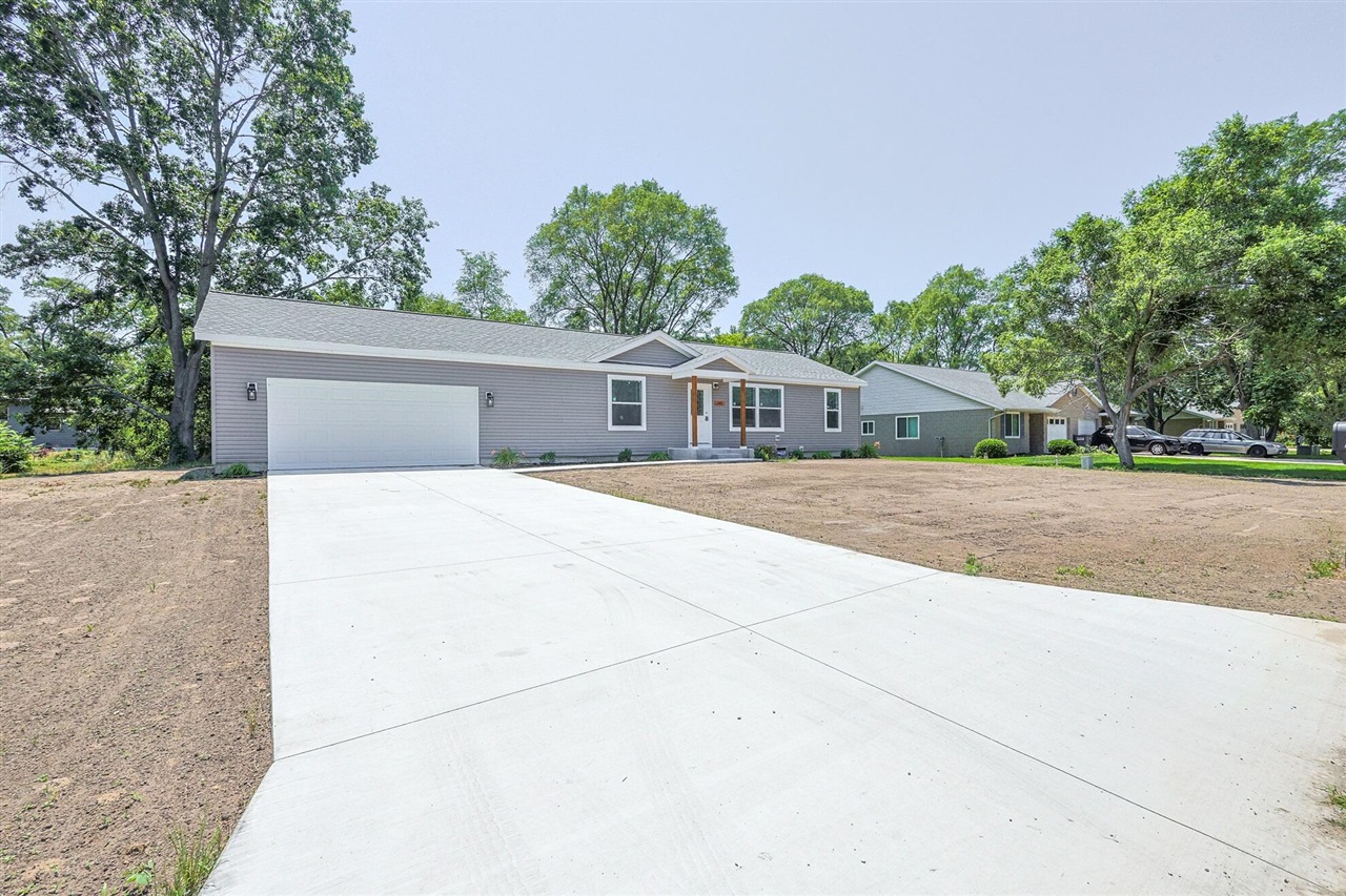 Homes for sale in Muskegon, MI | 1949 Summerset Dr, Muskegon, MI 49442 | MLS# 70449023