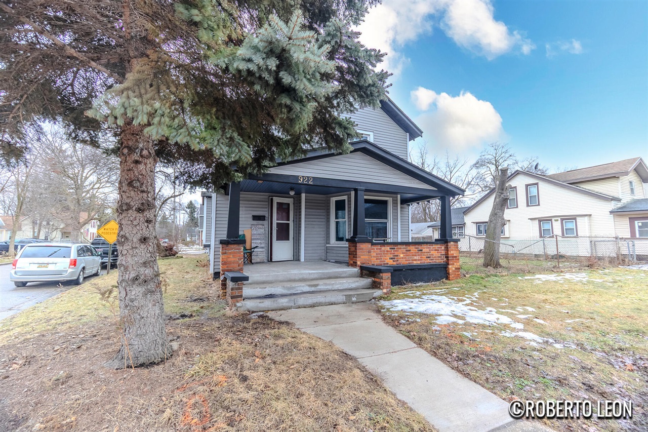 Homes for sale in Wyoming, MI | 922 Burton St, Wyoming, MI 49509 | MLS# 70454305