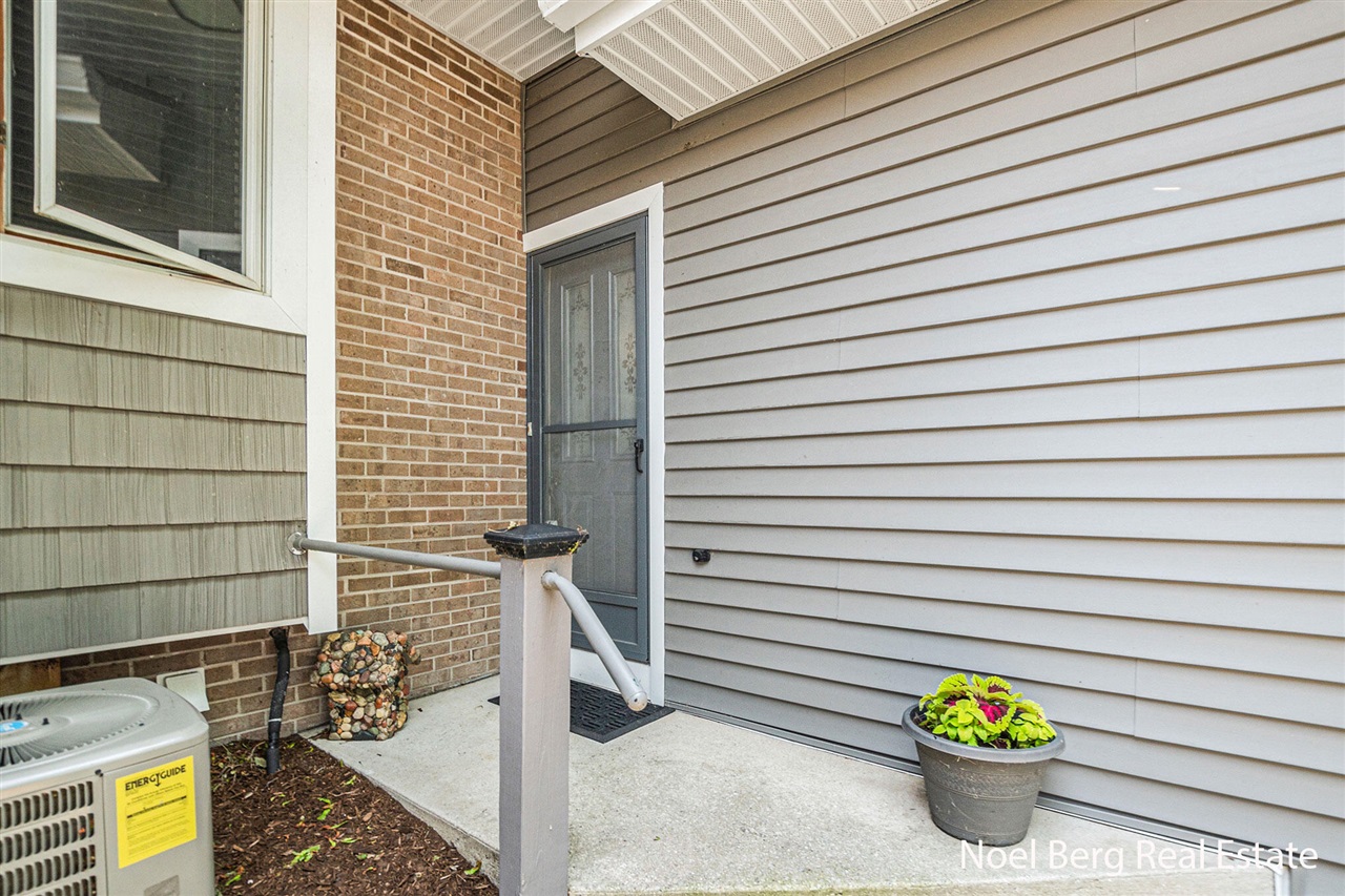 Homes for sale in Spring Lake, MI | 606 Edgewater Ct, Spring Lake, MI 49456 | MLS# 70455102