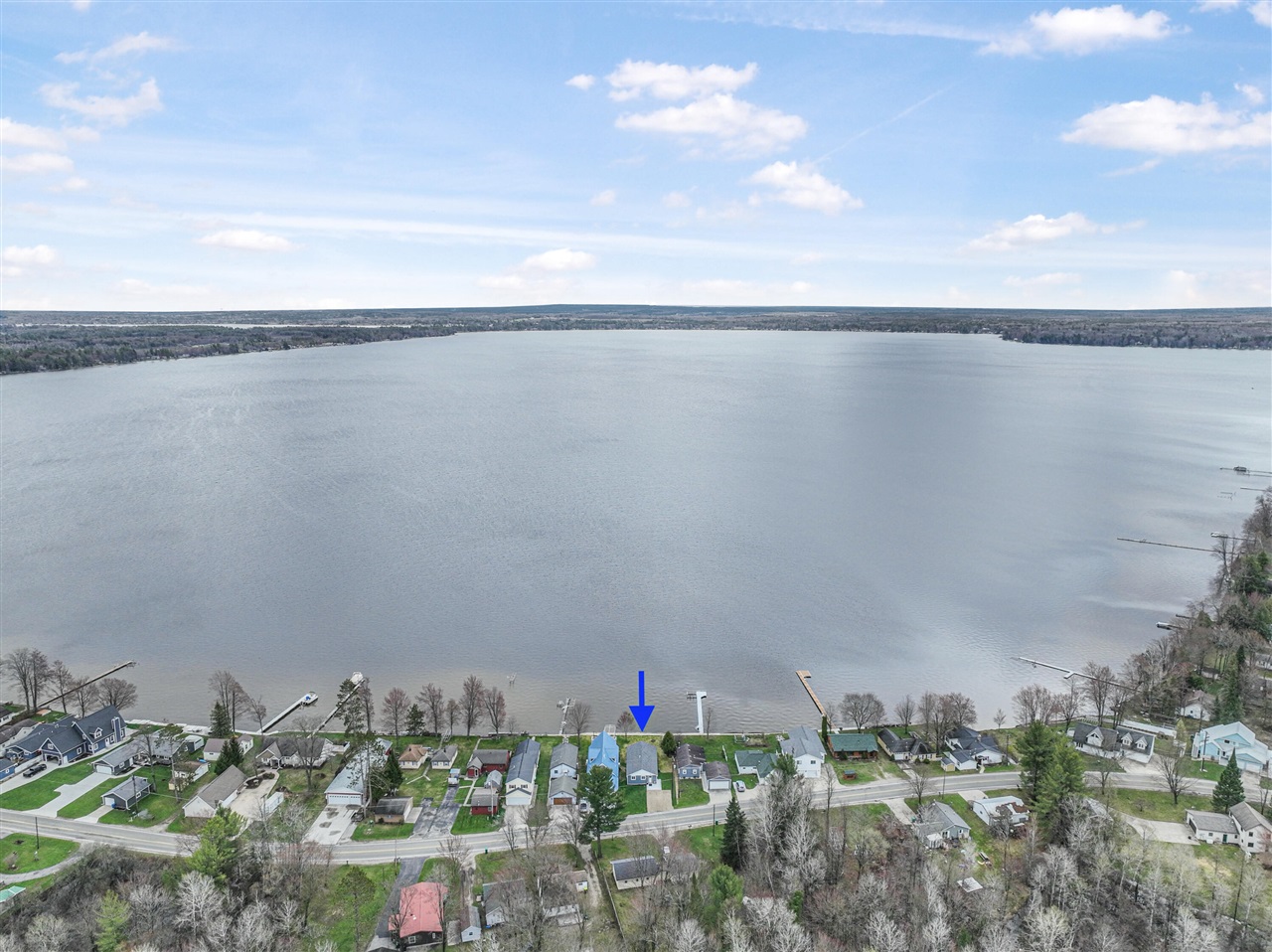 Homes for sale in Cadillac, MI | 3551 W Lake Mitchell Dr, Cadillac, MI 49601 | MLS# 70473142