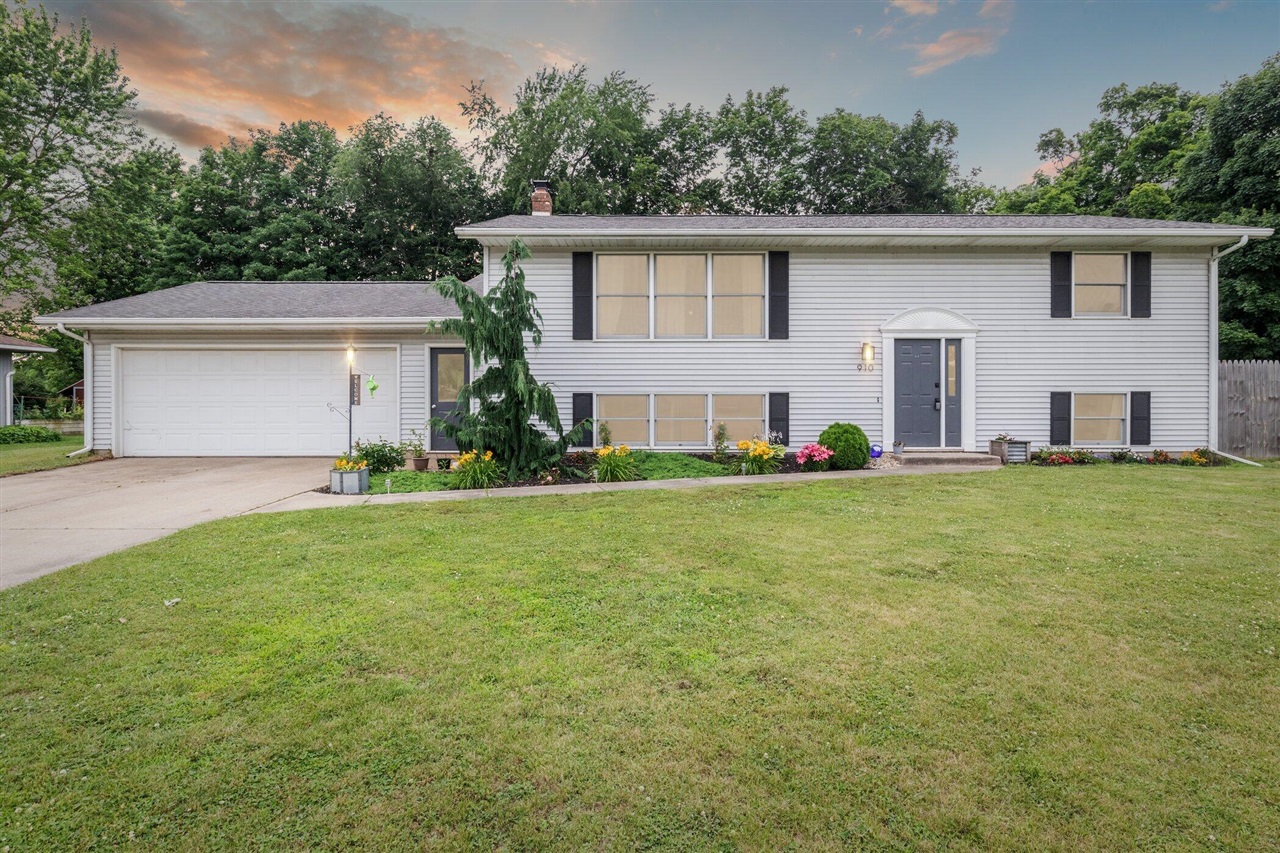 Homes for sale in Vicksburg, MI | 910 Vicker St, Vicksburg, MI 49097 | MLS# 70476727