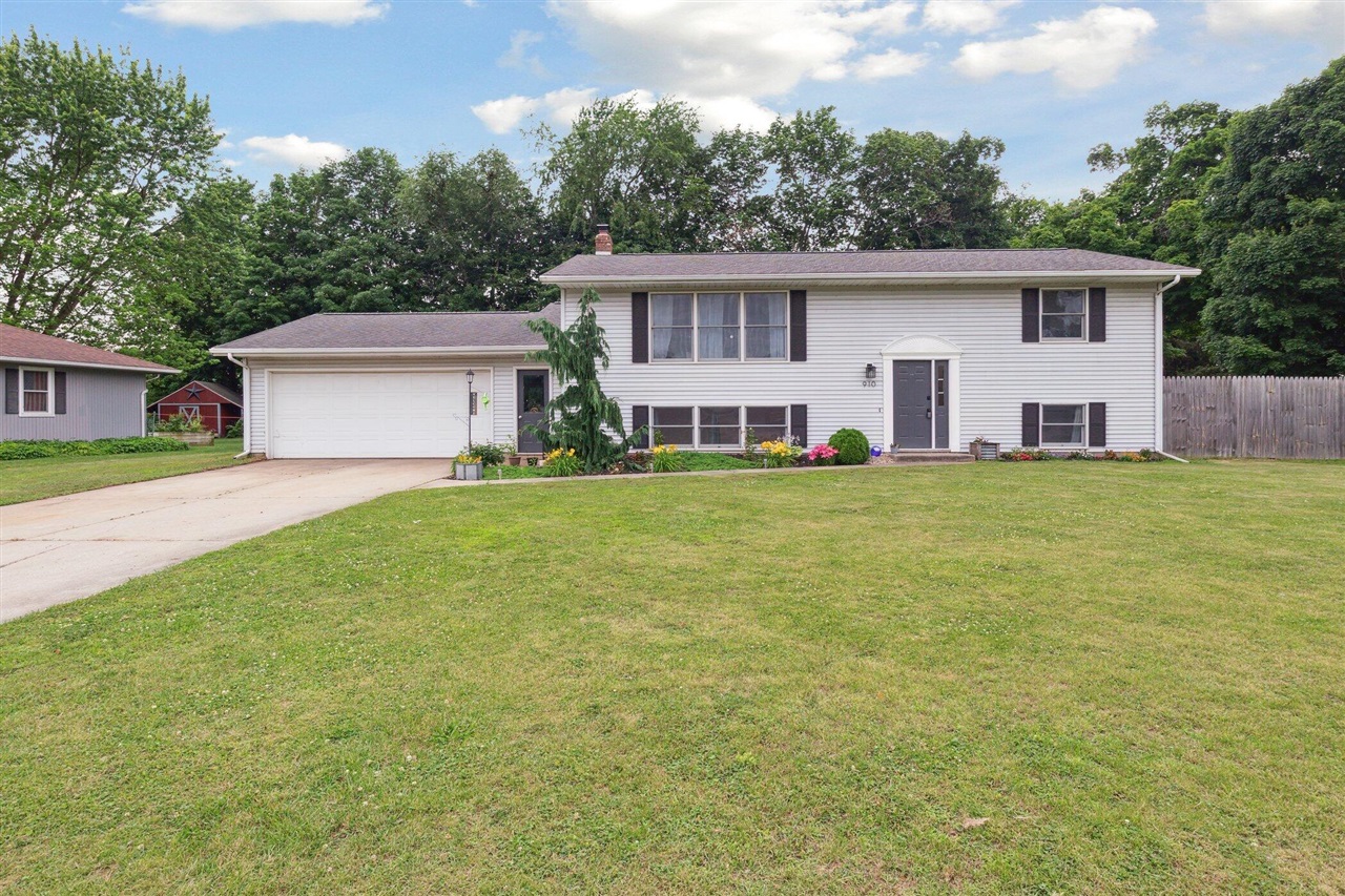 Homes for sale in Vicksburg, MI | 910 Vicker St, Vicksburg, MI 49097 | MLS# 70476727