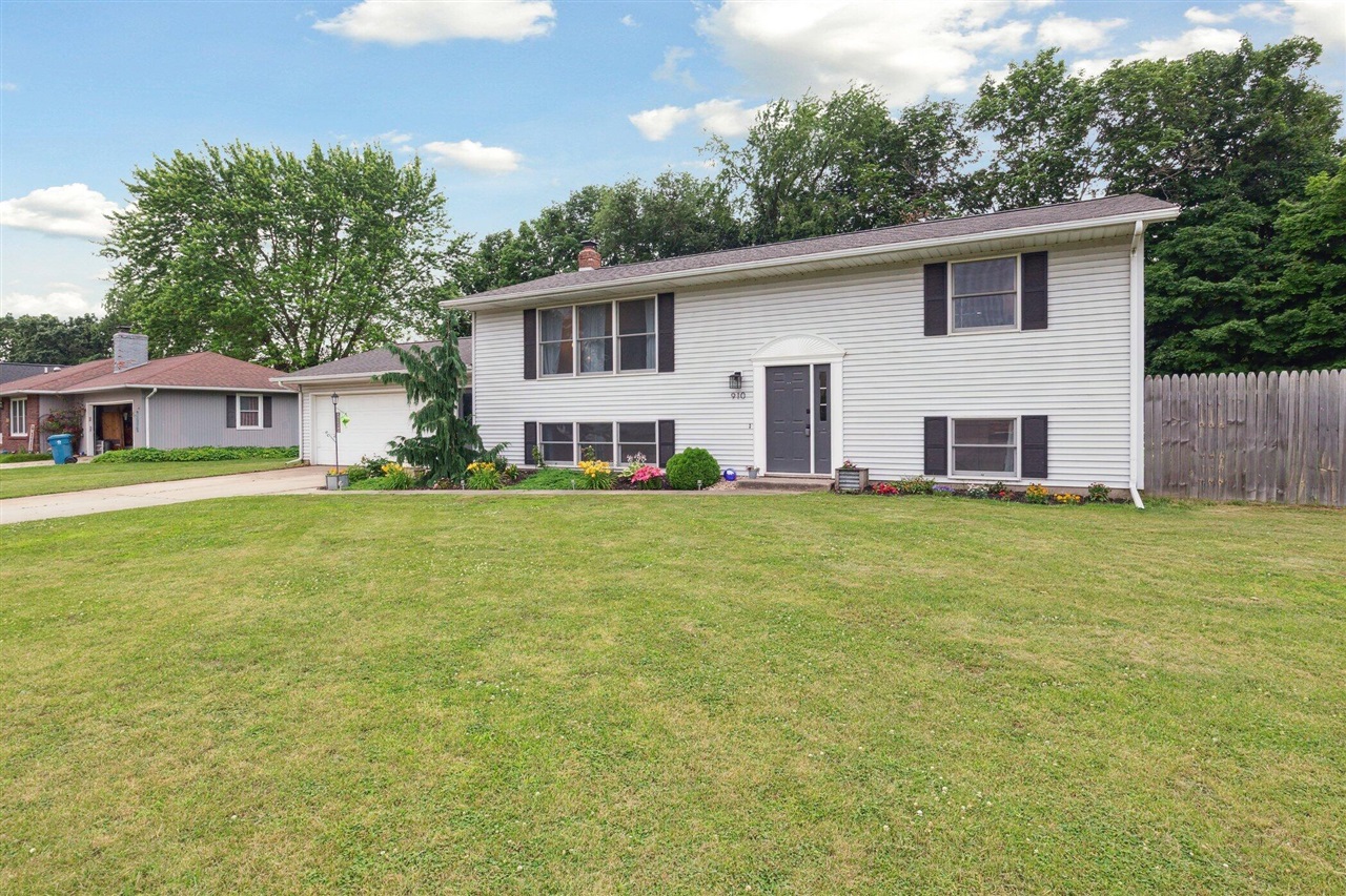 Homes for sale in Vicksburg, MI | 910 Vicker St, Vicksburg, MI 49097 | MLS# 70476727