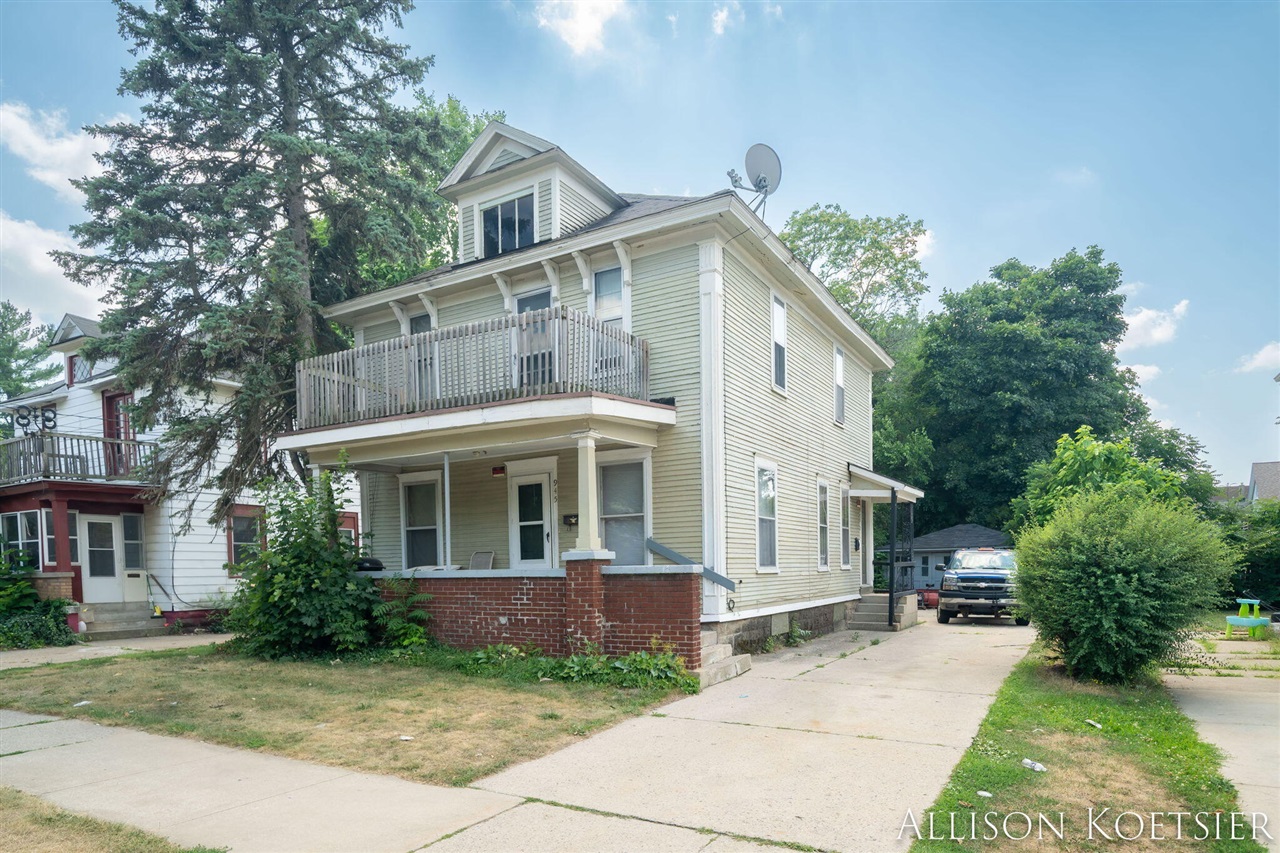 Homes for sale in Grand Rapids, MI | 945 Kalamazoo Ave, Grand Rapids, MI 49507 | MLS# 70480245
