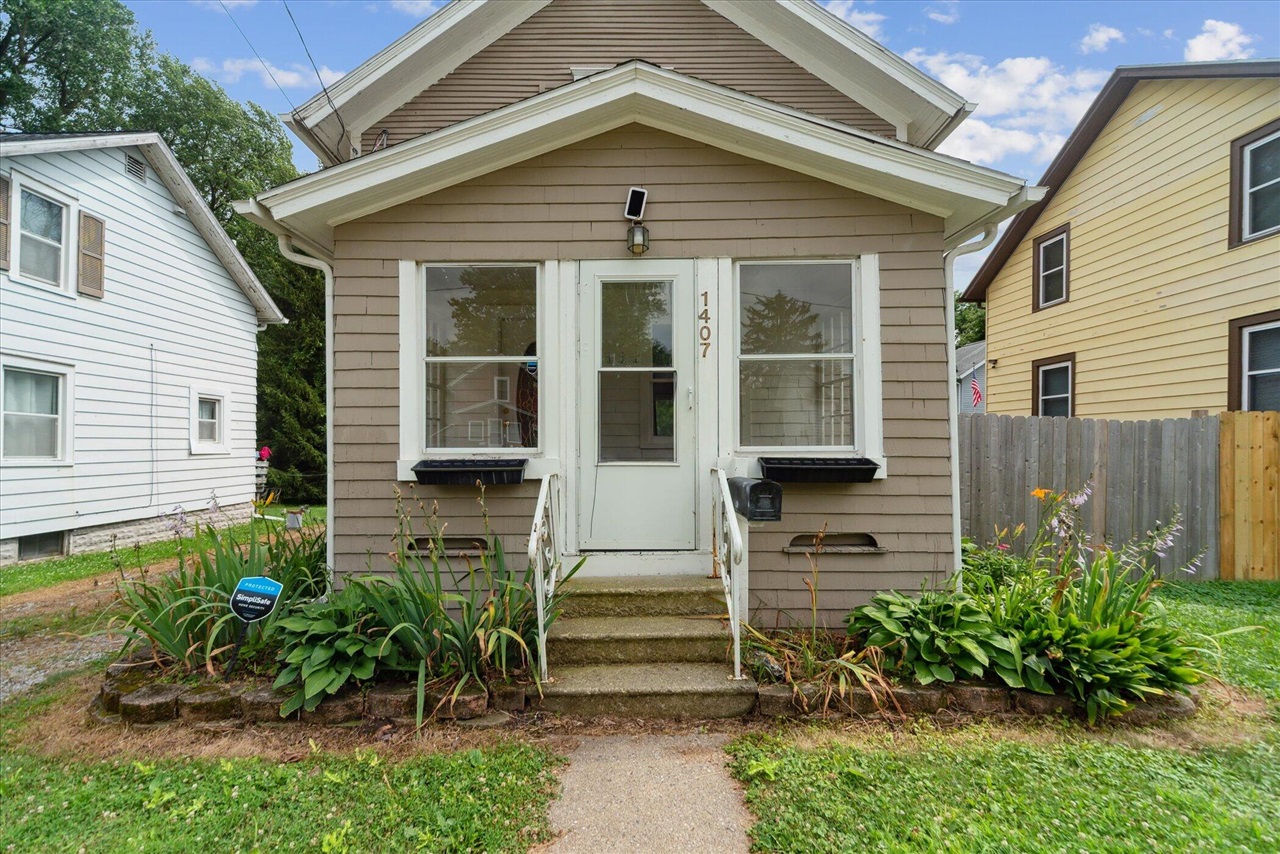 Homes for sale in Jackson, MI | 1407 E North St, Jackson, MI 49202 | MLS# 70481146