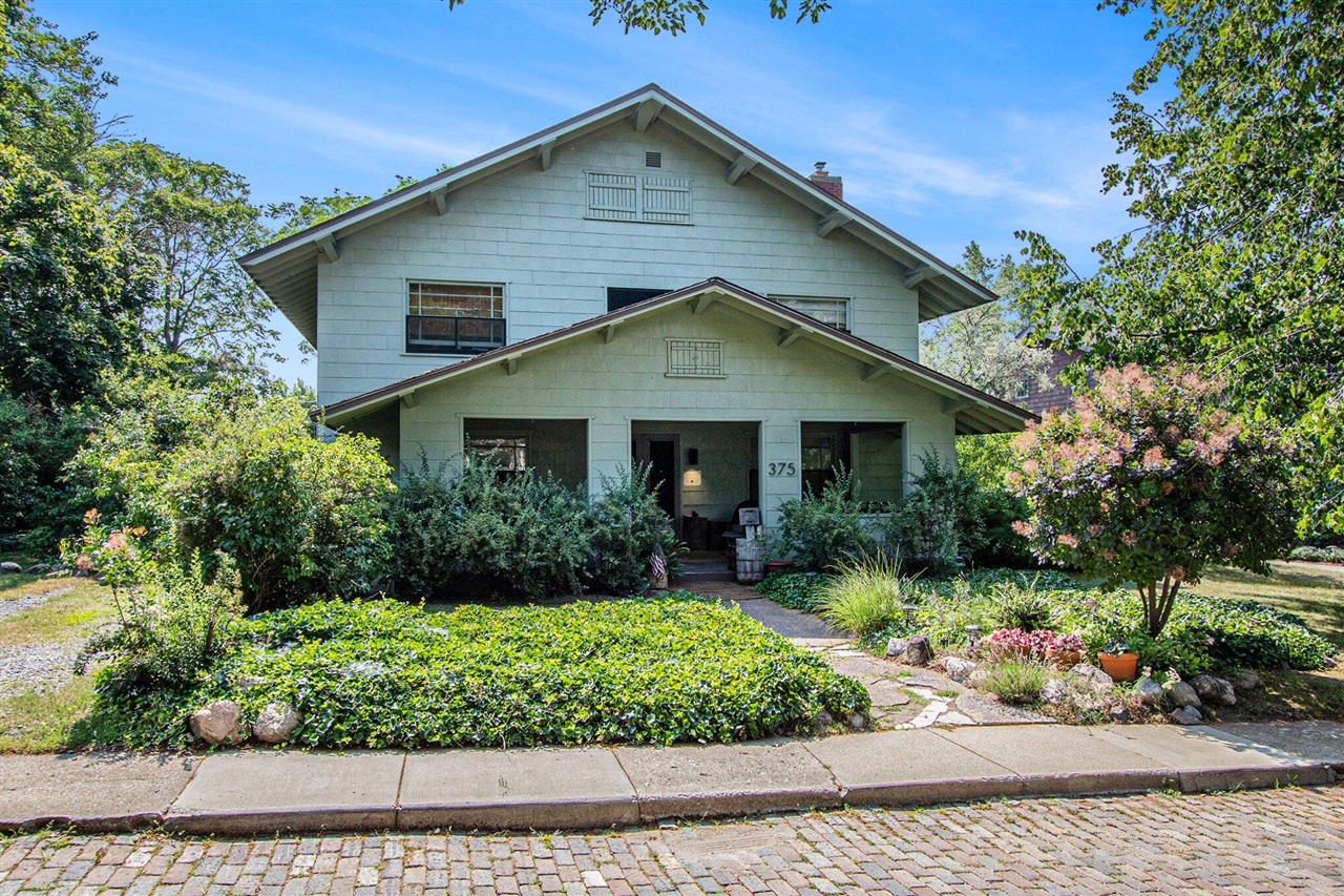 Homes for sale in Saint Joseph, MI | 375 Ridgeway St, Saint Joseph, MI 49085 | MLS# 70484352