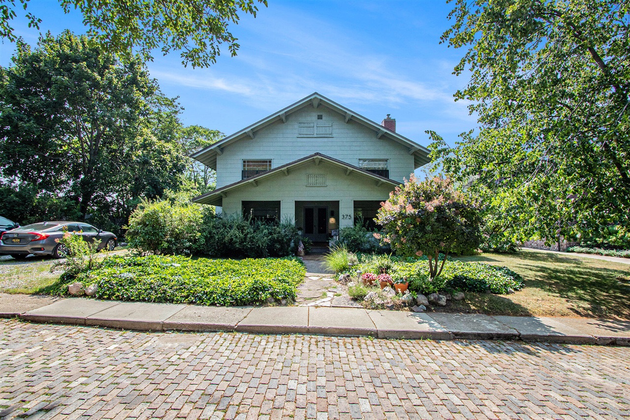 Homes for sale in Saint Joseph, MI | 375 Ridgeway St, Saint Joseph, MI 49085 | MLS# 70484352