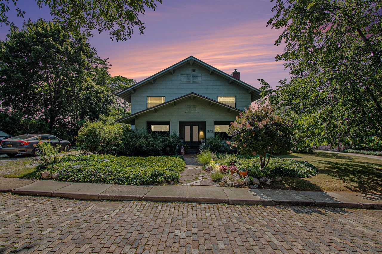 Homes for sale in Saint Joseph, MI | 375 Ridgeway St, Saint Joseph, MI 49085 | MLS# 70484352