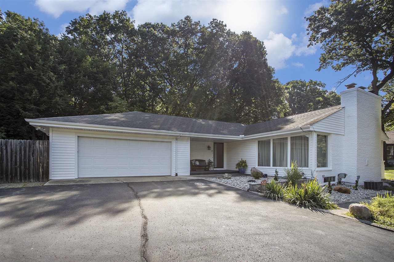 Homes for sale in Kalamazoo, MI | 4417 Lake Forest Dr, Kalamazoo, MI 49008 | MLS# 70486783