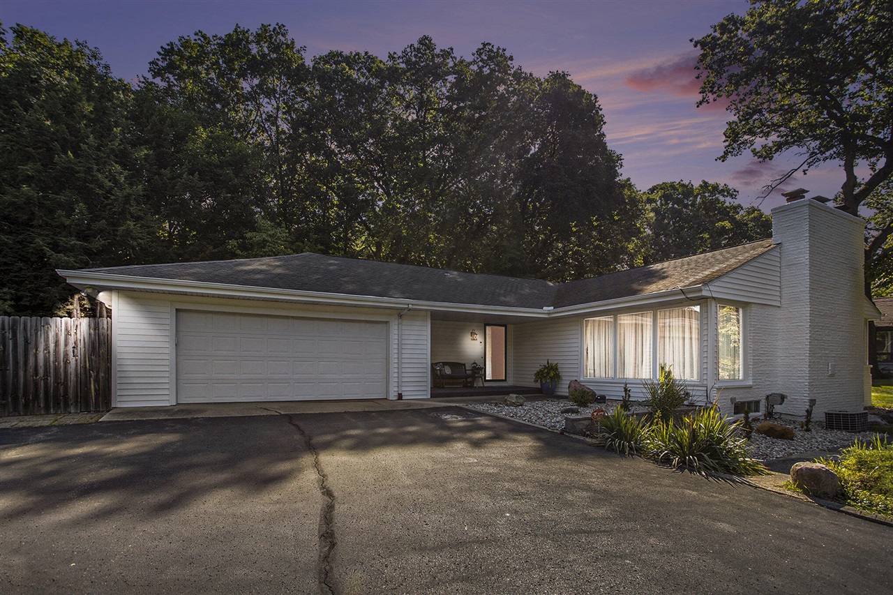 Homes for sale in Kalamazoo, MI | 4417 Lake Forest Dr, Kalamazoo, MI 49008 | MLS# 70486783