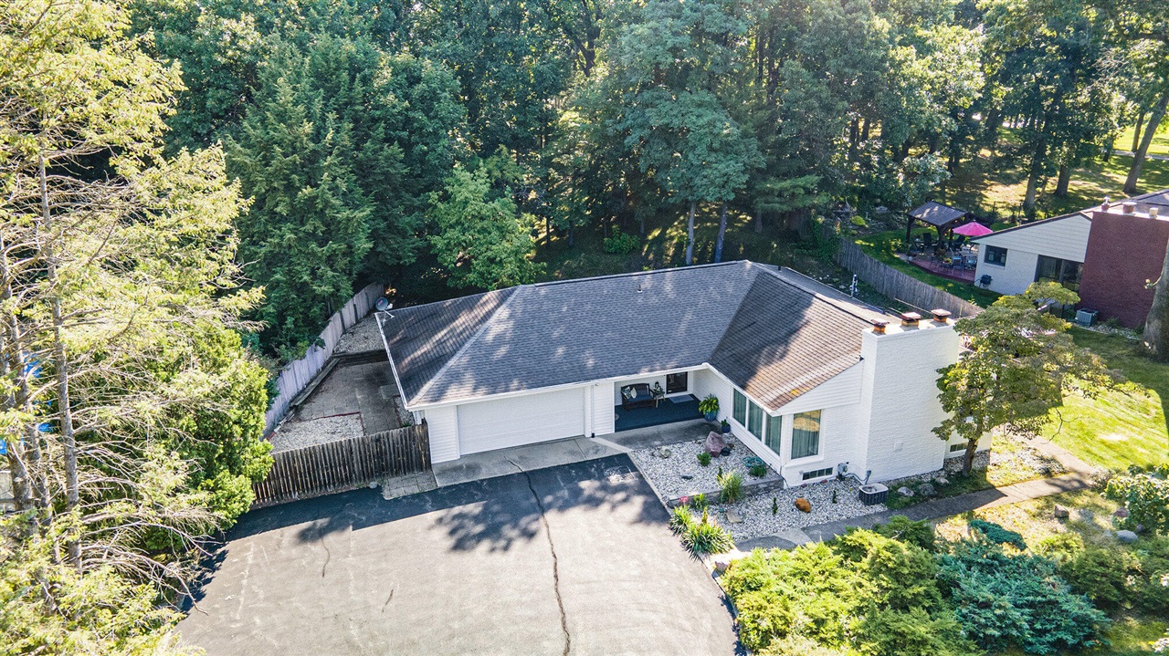 Homes for sale in Kalamazoo, MI | 4417 Lake Forest Dr, Kalamazoo, MI 49008 | MLS# 70486783