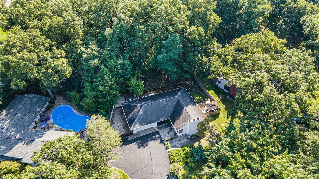 Homes for sale in Kalamazoo, MI | 4417 Lake Forest Dr, Kalamazoo, MI 49008 | MLS# 70486783