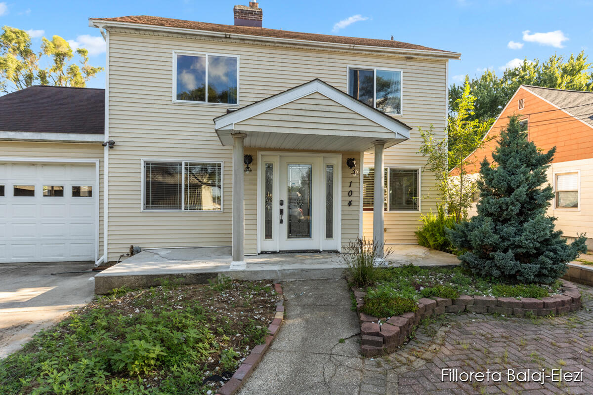 Homes for sale in Grand Rapids, MI | 104 Colrain St, Grand Rapids, MI 49548 | MLS# 70489532