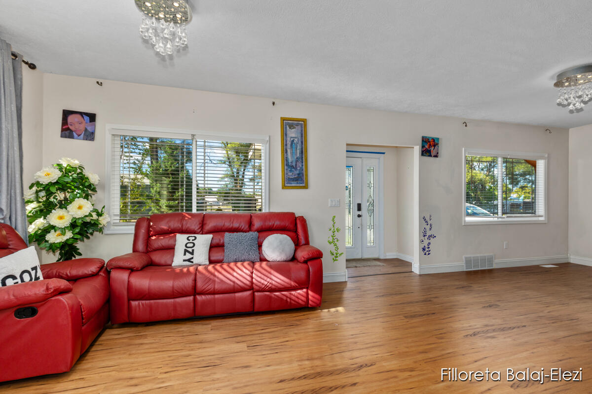 Homes for sale in Grand Rapids, MI | 104 Colrain St, Grand Rapids, MI 49548 | MLS# 70489532