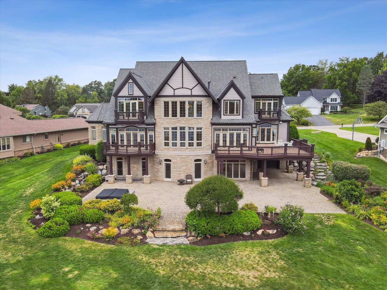 Homes for sale in Fenton, MI | 4349 Island View Dr, Fenton, MI 48430 | MLS# 70489764