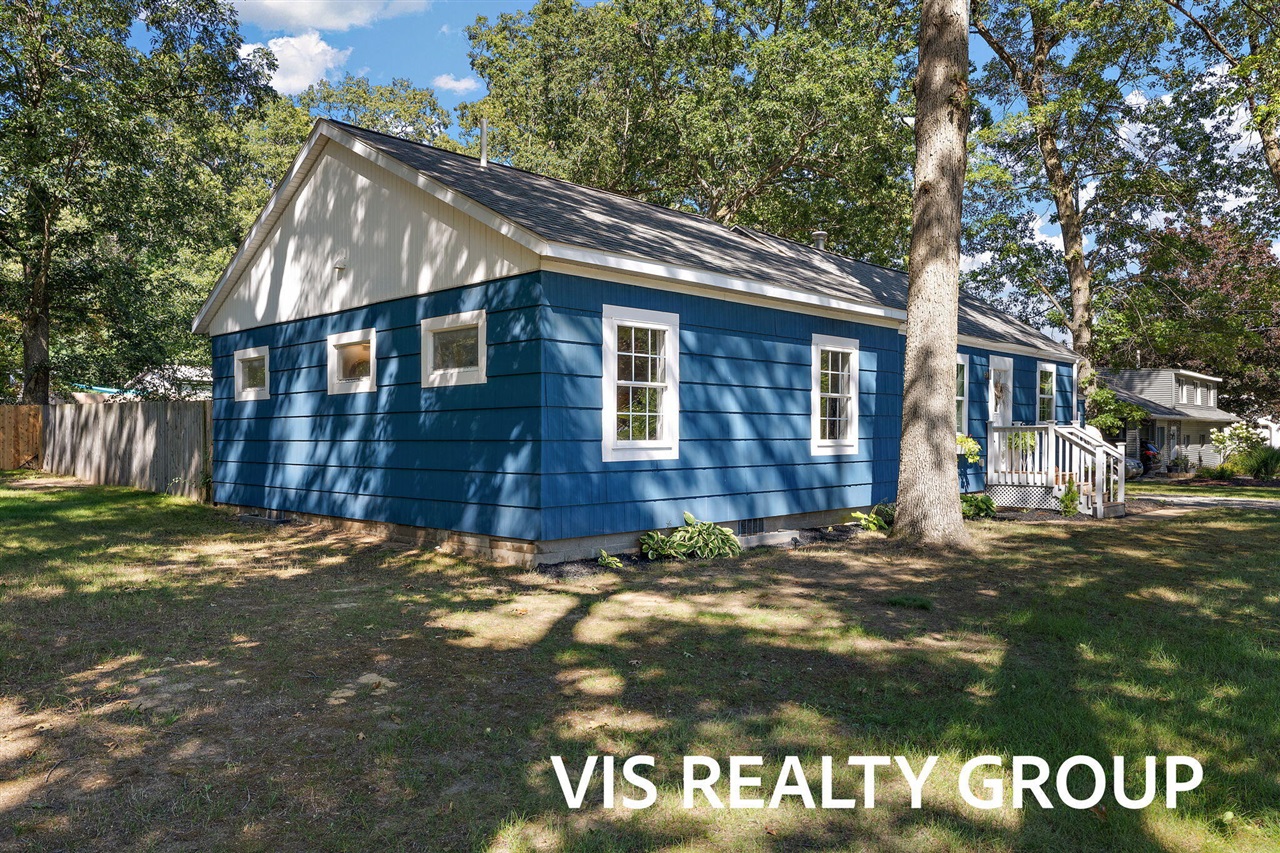 Homes for sale in Spring Lake, MI | 15745 Beach Dr, Spring Lake, MI 49456 | MLS# 70490849