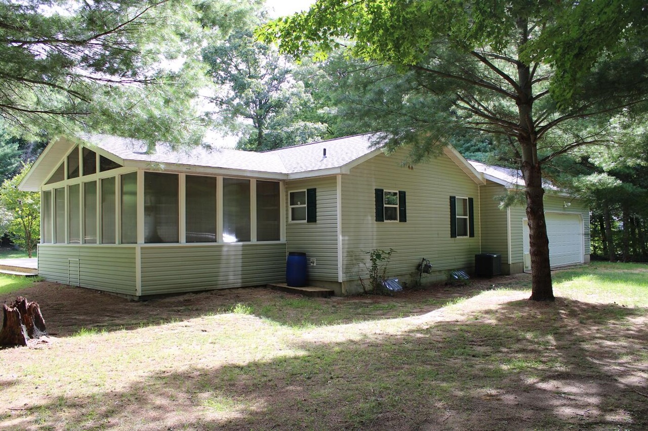 Homes for sale in Newaygo, MI | 5892 S Carrigan Dr, Newaygo, MI 49337 | MLS# 70491094