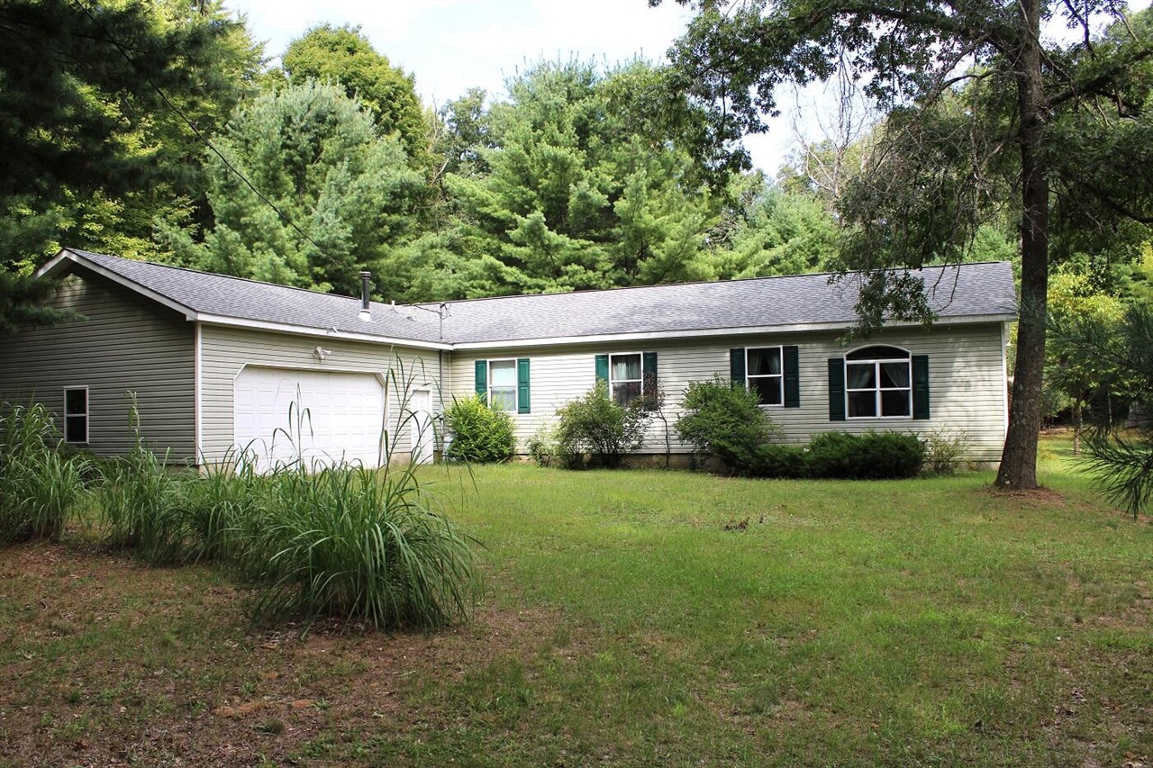 Homes for sale in Newaygo, MI | 5892 S Carrigan Dr, Newaygo, MI 49337 | MLS# 70491094