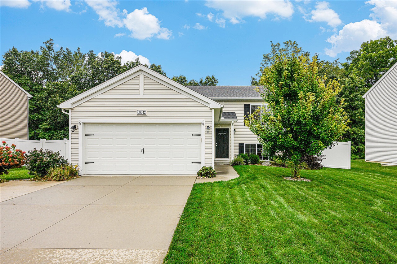 Homes for sale in Mattawan, MI | 58642 Blue Stem Cir, Mattawan, MI 49071 | MLS# 70491913