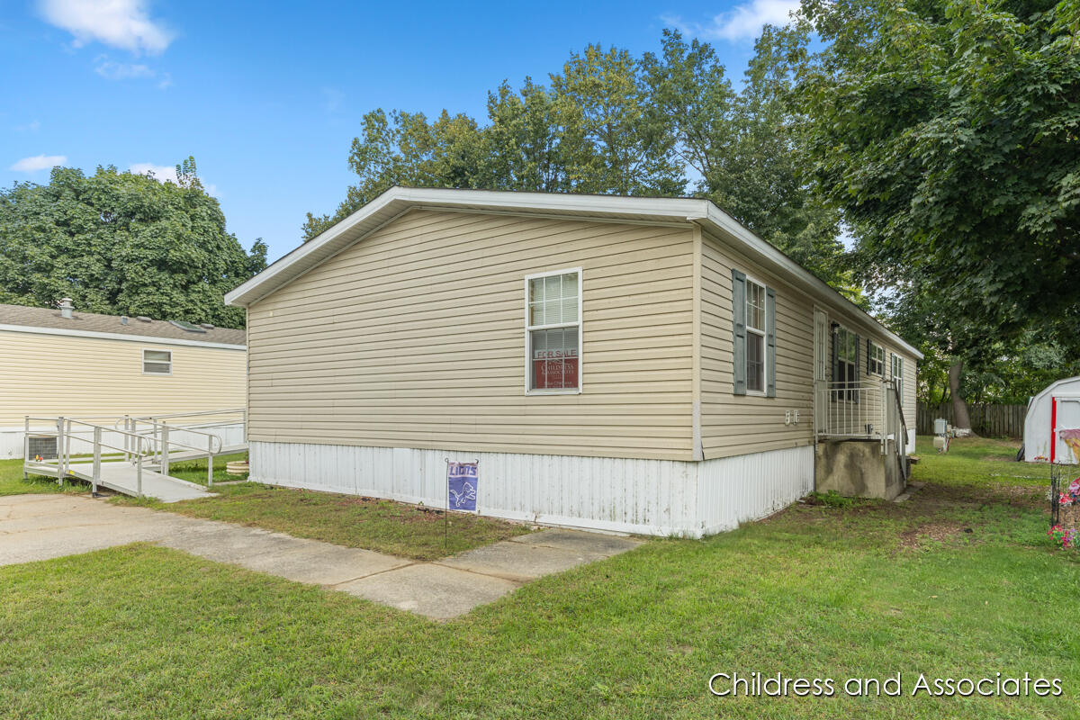 Homes for sale in Grand Rapids, MI | 304 S Grandbrook Cir, Grand Rapids, MI 49548 | MLS# 70492027