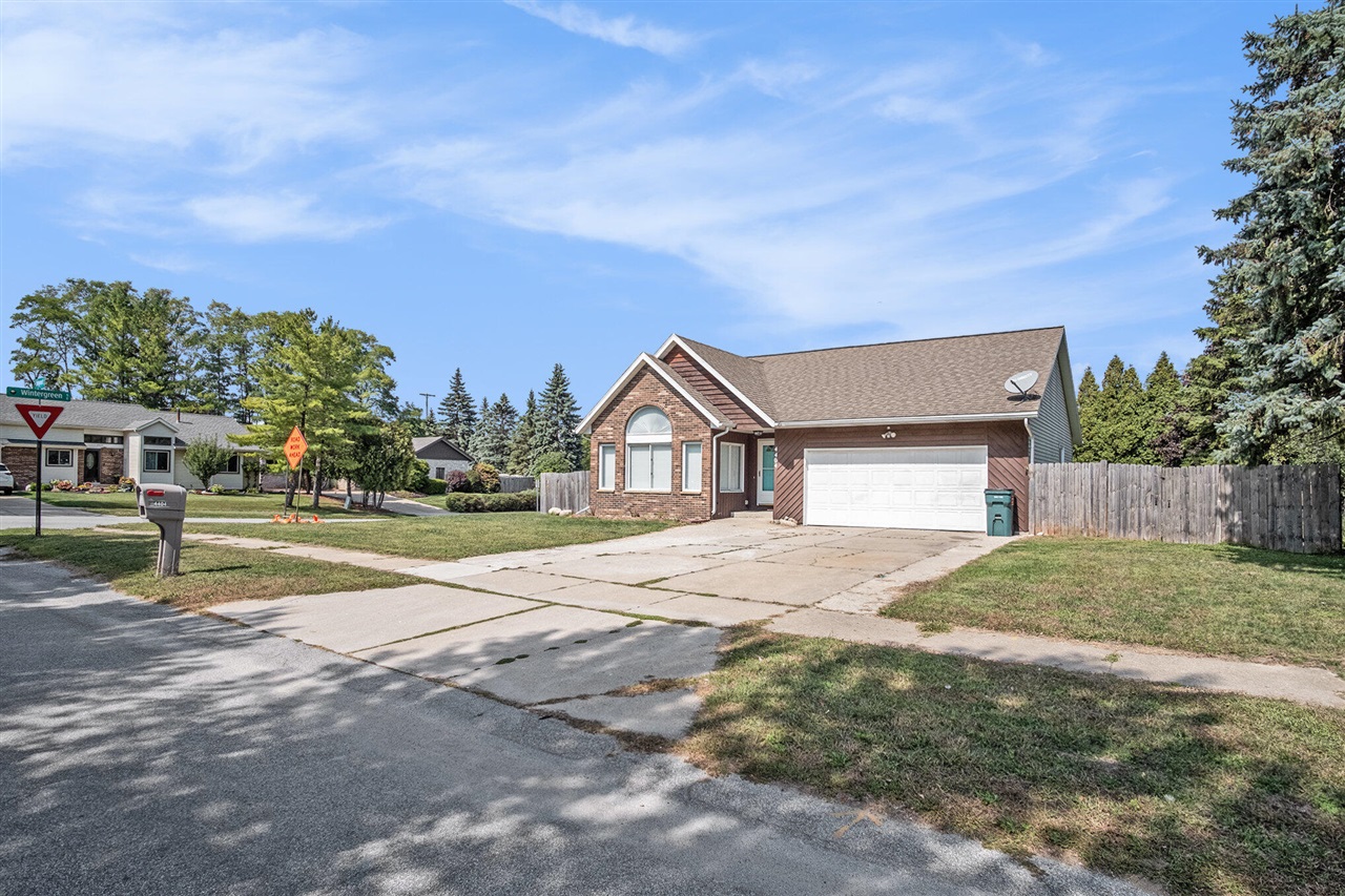 Homes for sale in Kentwood, MI | 4404 Springmont Dr, Kentwood, MI 49512 | MLS# 70492800