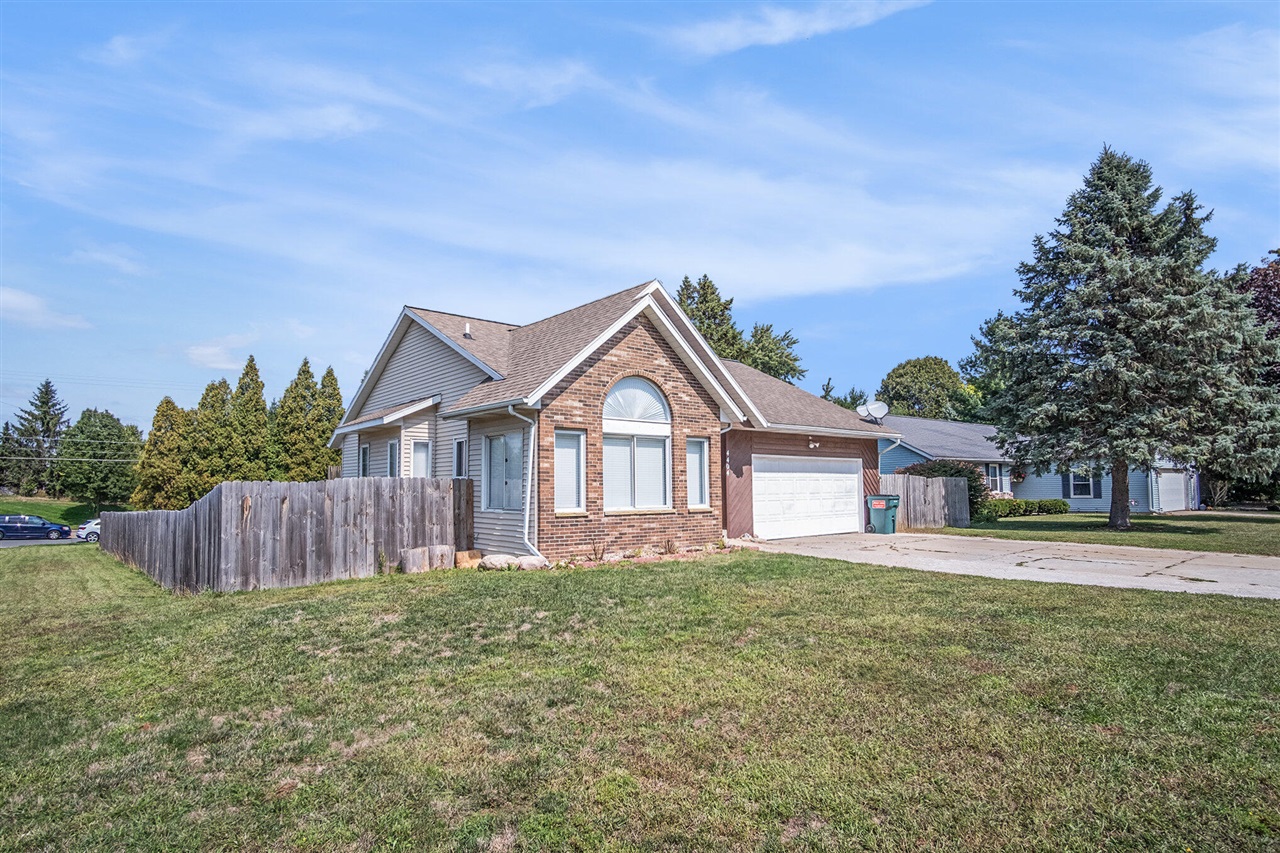 Homes for sale in Kentwood, MI | 4404 Springmont Dr, Kentwood, MI 49512 | MLS# 70492800