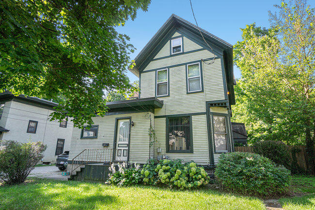 Homes for sale in Kalamazoo, MI | 719 W Vine St, Kalamazoo, MI 49008 | MLS# 70493569