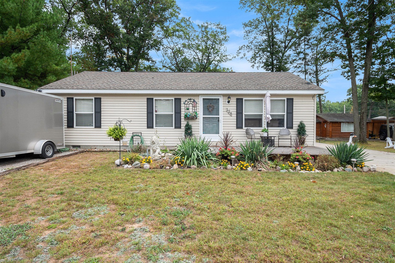 Homes for sale in Prudenville, MI | 128 Maple Bluffs Ave, Prudenville, MI 48651 | MLS# 70494707