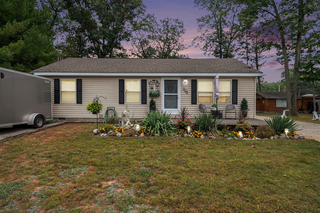 Homes for sale in Prudenville, MI | 128 Maple Bluffs Ave, Prudenville, MI 48651 | MLS# 70494707