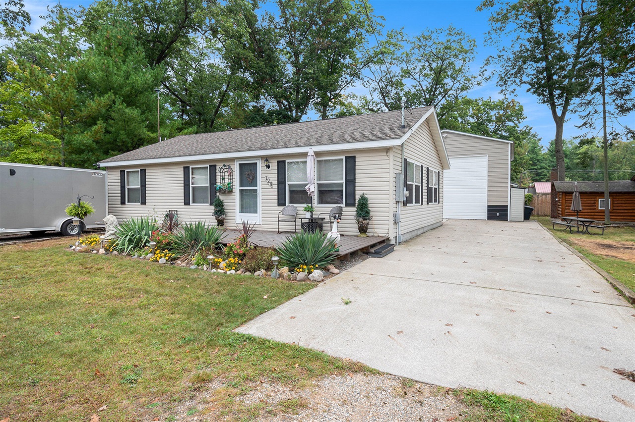 Homes for sale in Prudenville, MI | 128 Maple Bluffs Ave, Prudenville, MI 48651 | MLS# 70494707