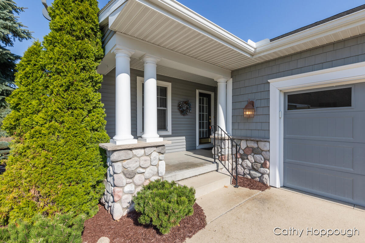 Homes for sale in Bath, MI | 5162 E Hawk Hollow Dr, Bath, MI 48808 | MLS# 70497937