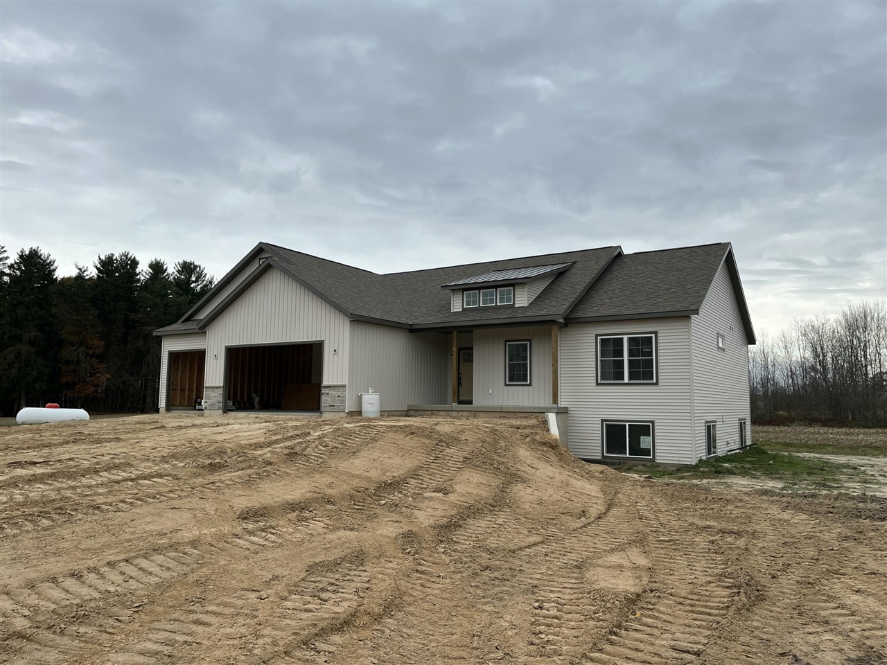 Homes for sale in Coopersville, MI | 5925 Grand Vista Dr, Coopersville, MI 49404 | MLS# 70498891