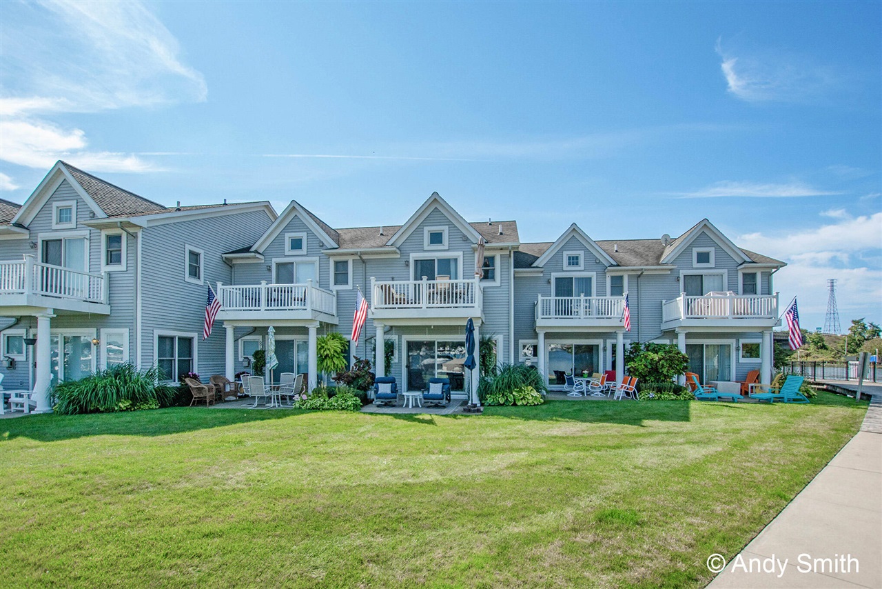 Homes for sale in Spring Lake, MI | 965 W Savidge St, Spring Lake, MI 49456 | MLS# 70498975