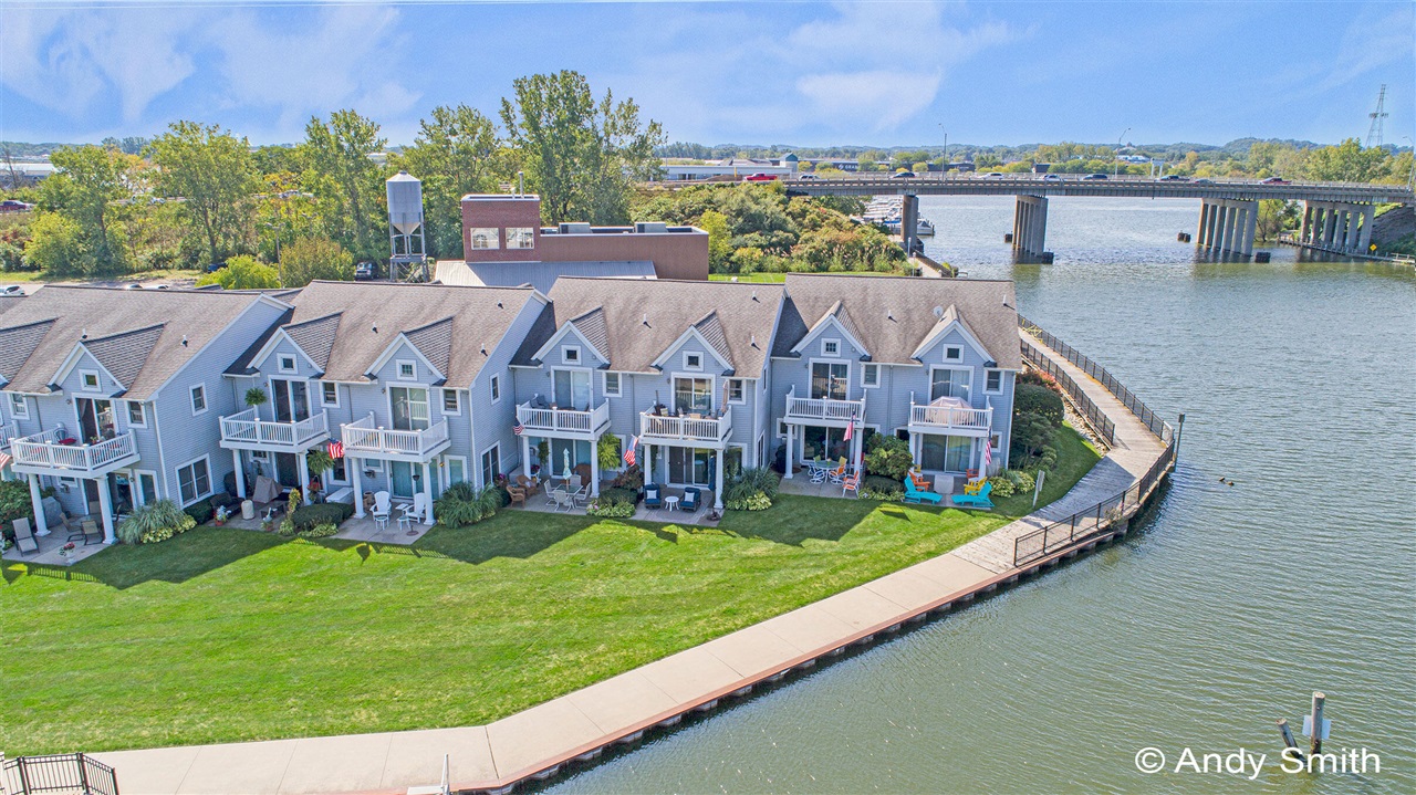 Homes for sale in Spring Lake, MI | 965 W Savidge St, Spring Lake, MI 49456 | MLS# 70498975