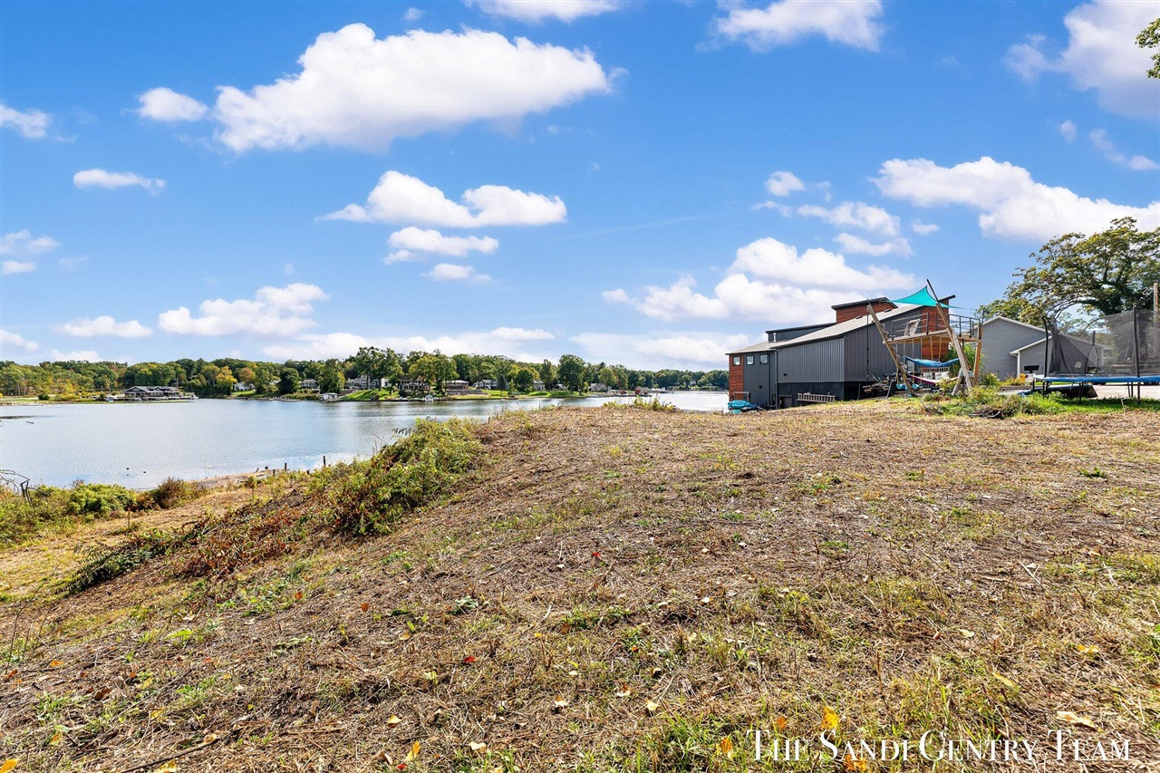 Homes for sale in Fruitport, MI | 148 Lake St, Fruitport, MI 49415 | MLS# 70499036